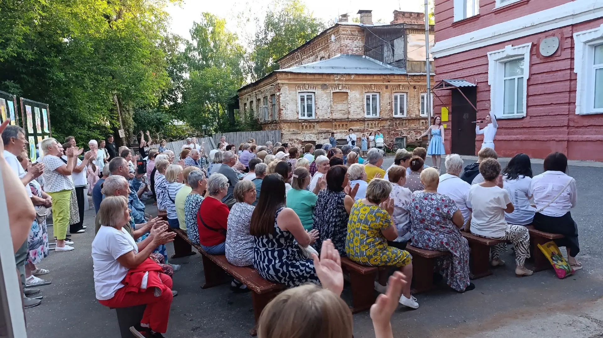 8 июля в Вахрушах состоялся камерный и уютный вокальный концерт, посвященный светлому празднику – Дн