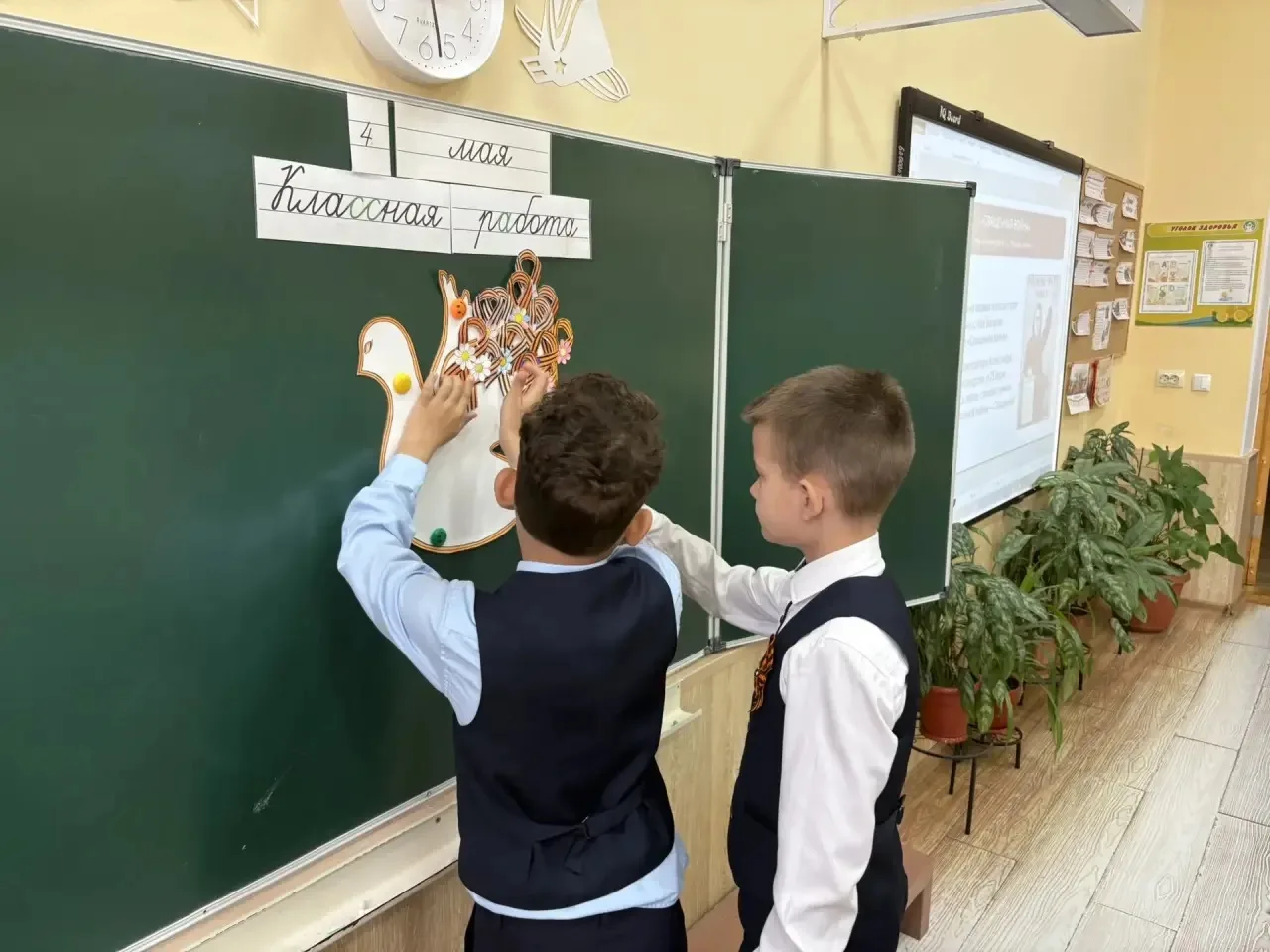 🇷🇺 Начало новой учебной недели   Традиционная церемония поднятия Государственного флага РФ и исполне