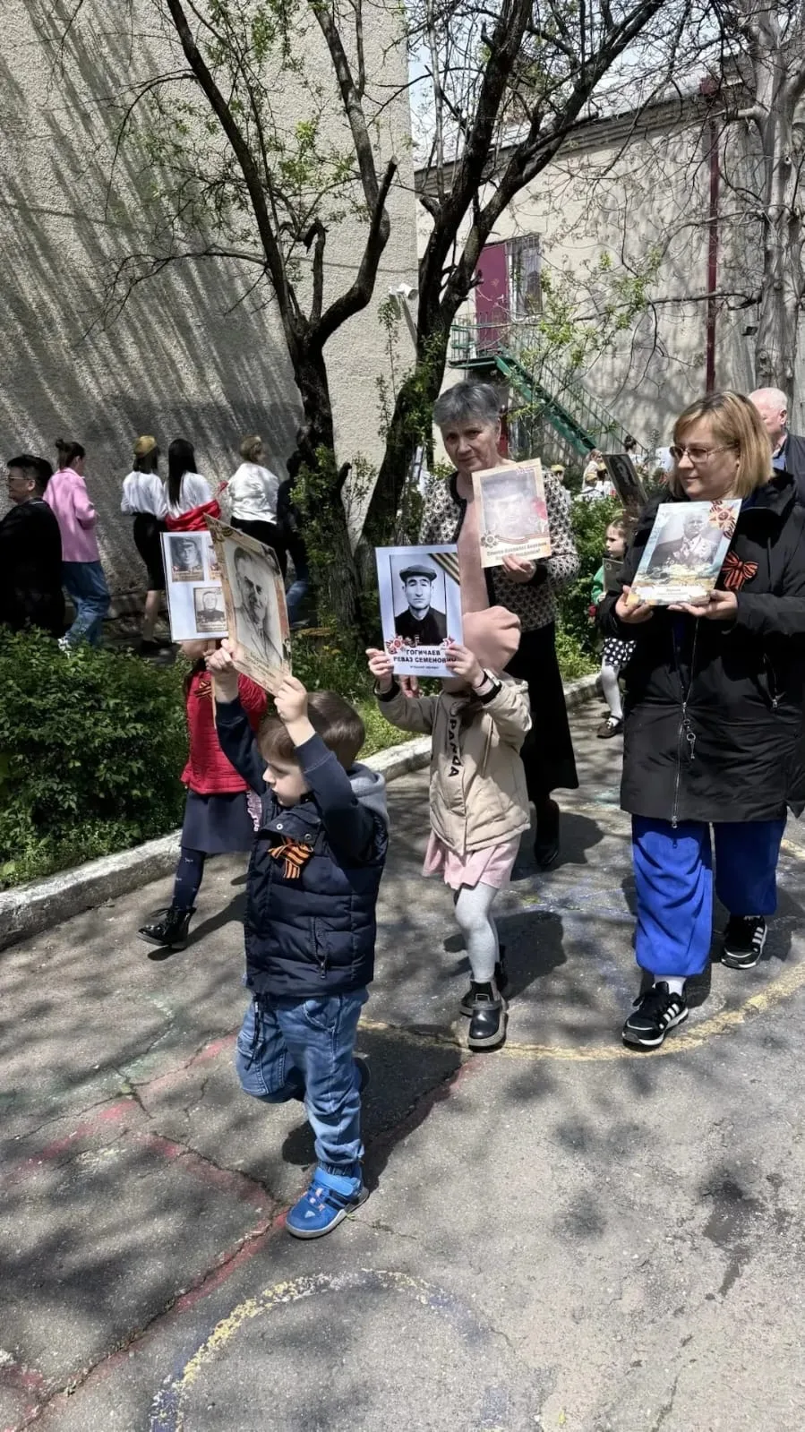 Акция «Бессмертный полк»🇷🇺

Бессмертный полк шагает по стране,
Чтоб люди помнили о страшной той во