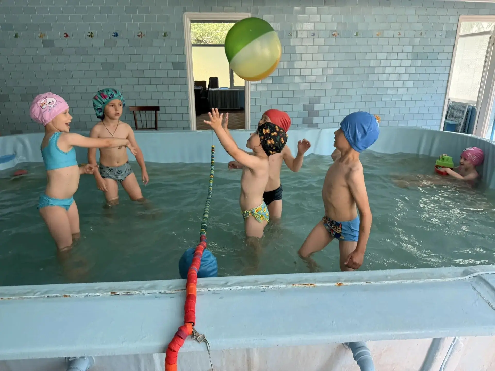 🏊🏊🏊Бассейн — отличное занятие для детей летом! 🌞
Круглый год приглашаем на занятия в бассейн наш