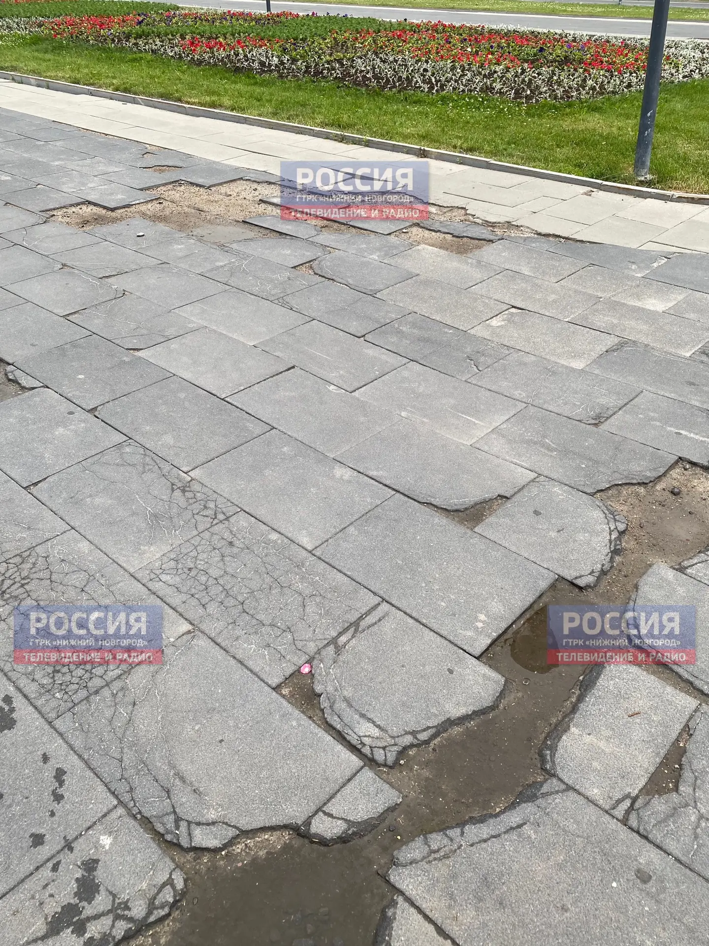 Плитка в сквере на площади Горького в Нижнем Новгороде износилась спустя пять лет после благоустройс