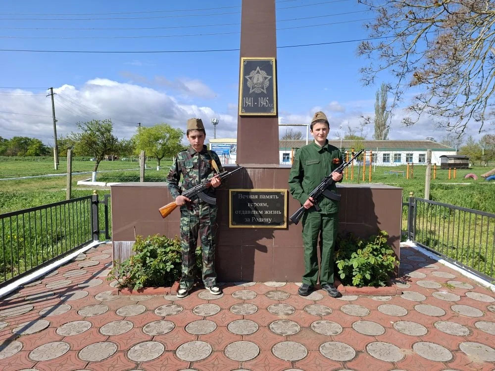 В преддверии Дня Победы учащиеся МКОУ «Морская СОШ» несут вахту памяти у Вечного огня. ...