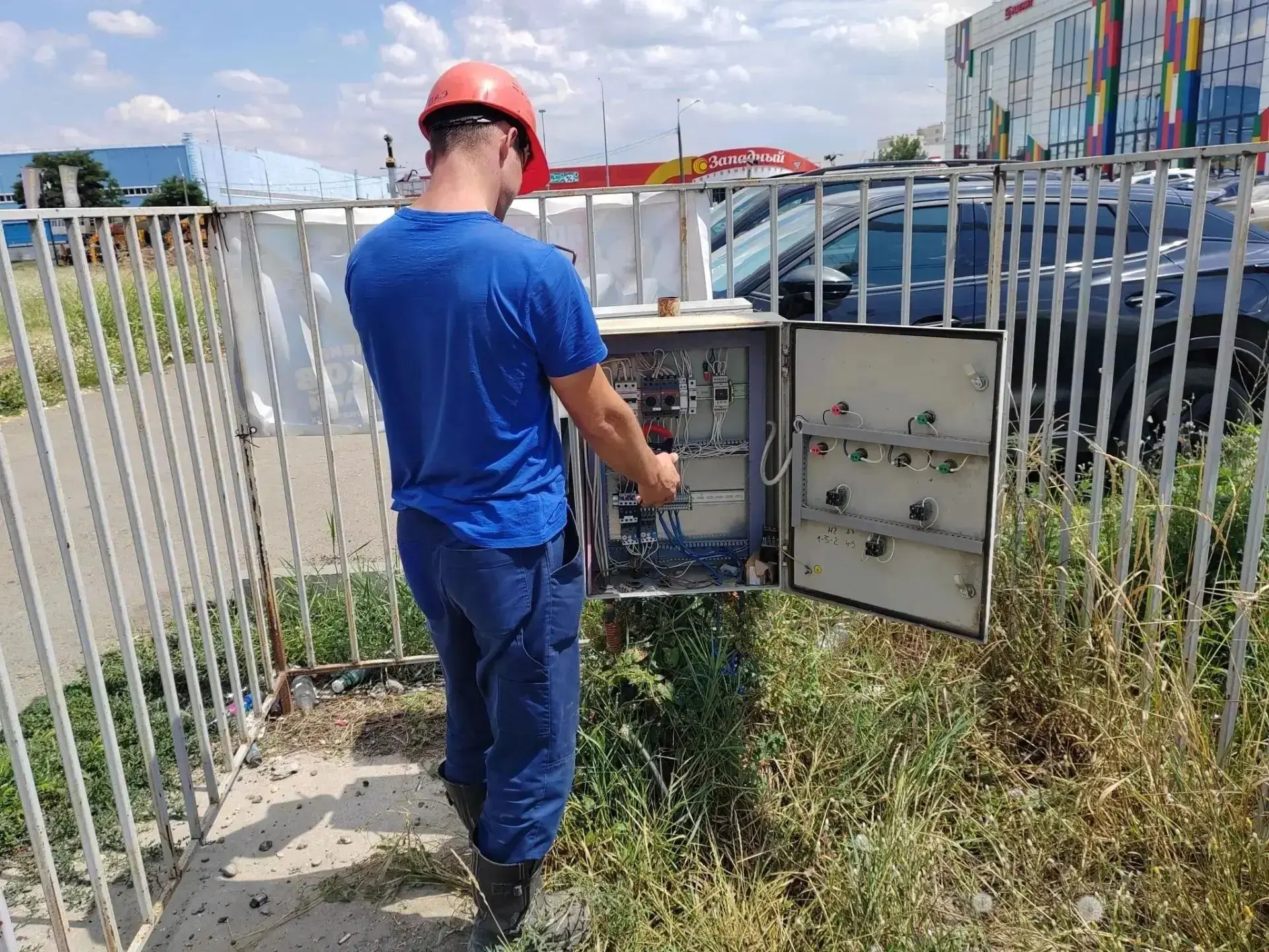 👷Специалисты Росводоканал Краснодар устраняют засор на улице Даниила Смоляна
 
📞В Росводоканал Кра