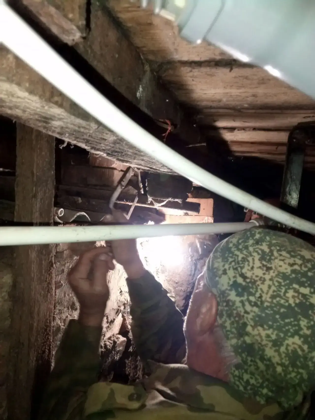 Работники ЖКХ устранили порыв водопровода-ввода в жилой дом в поселке Бочкарево на улиц...