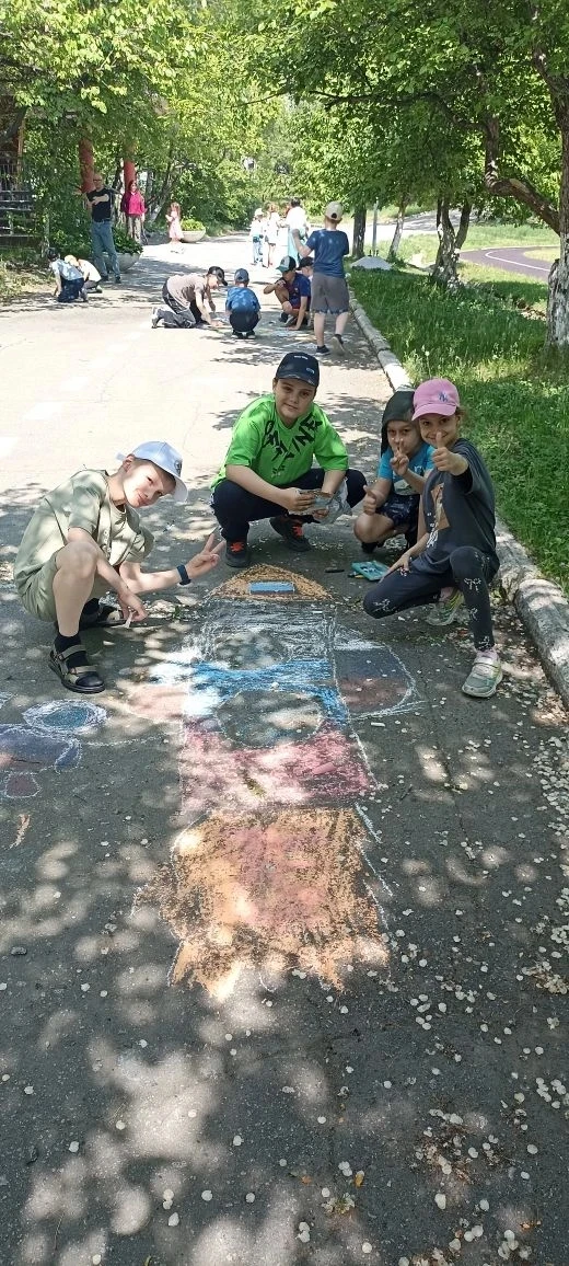 🎨 Наша Родина — в ярких красках! 🇷🇺

На днях территория школы превратилась в огромный холст, а вс