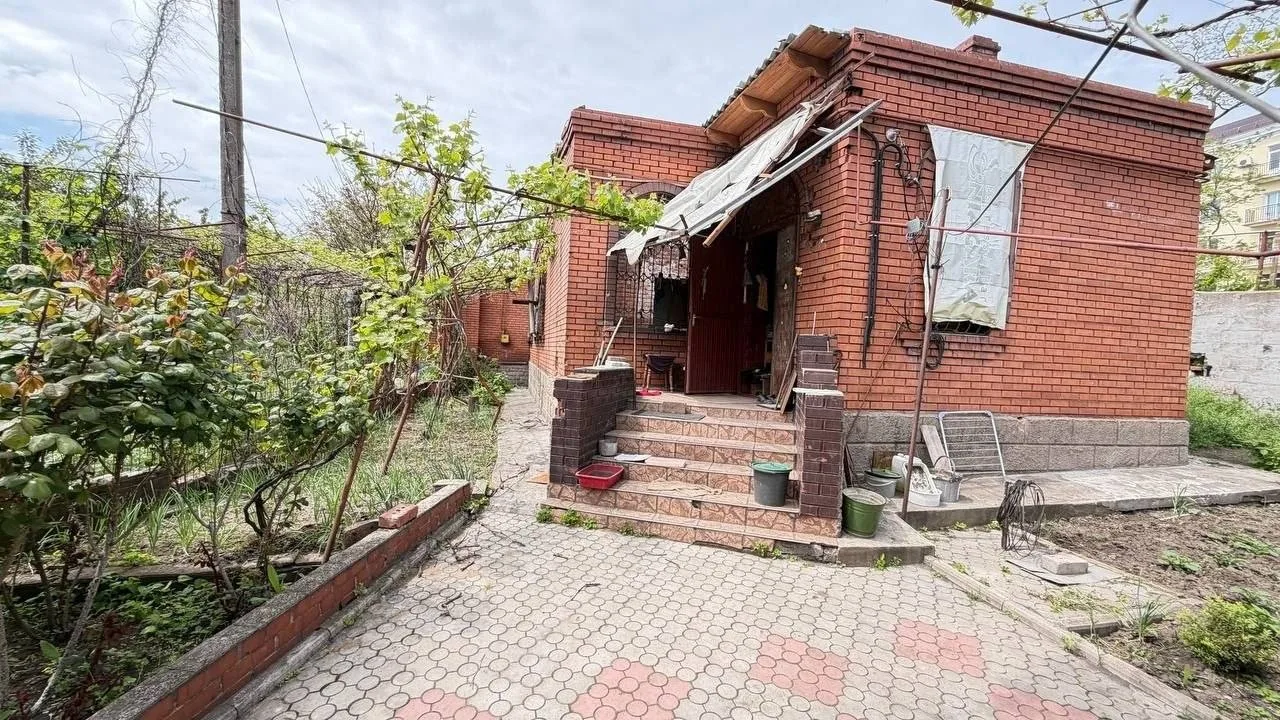 Продаётся дом 74 м², пострадавший во время БД.  Документы оформлены в Росреестре.  Земельный участок