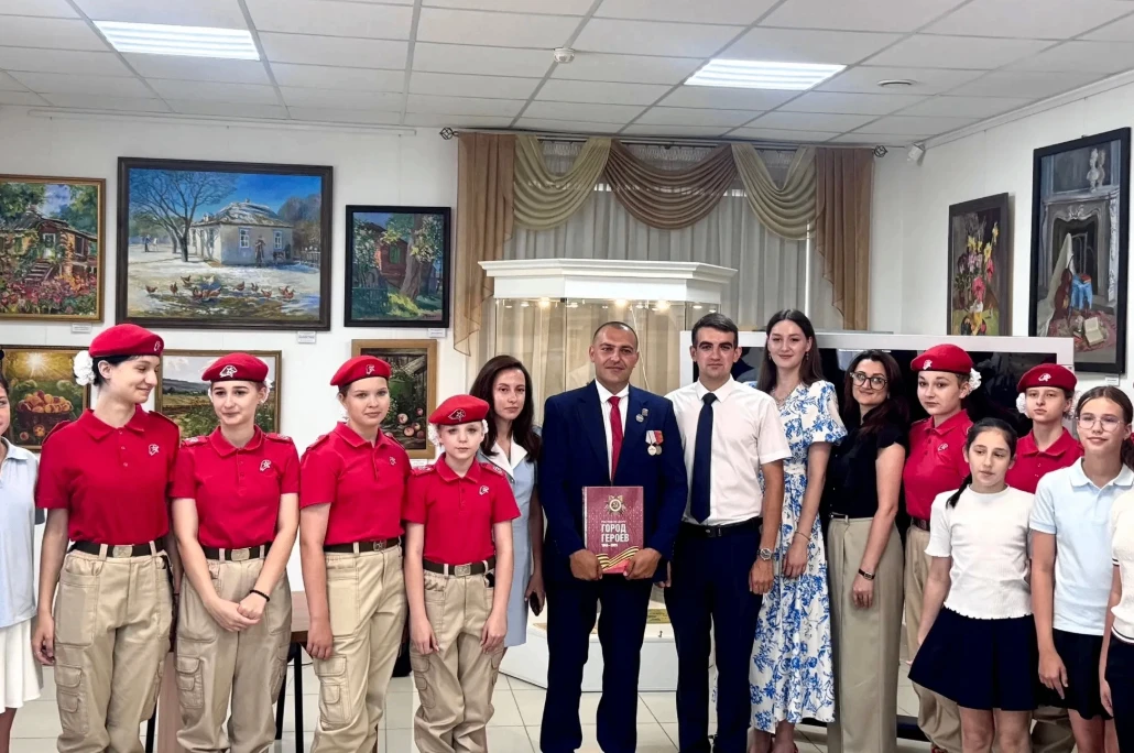 🇷🇺ЕДИНСТВО  ПОКОЛЕНИЙ 

Ко Дню ветеранов боевых действий юнармейцы нашего лицея приняли участие в 