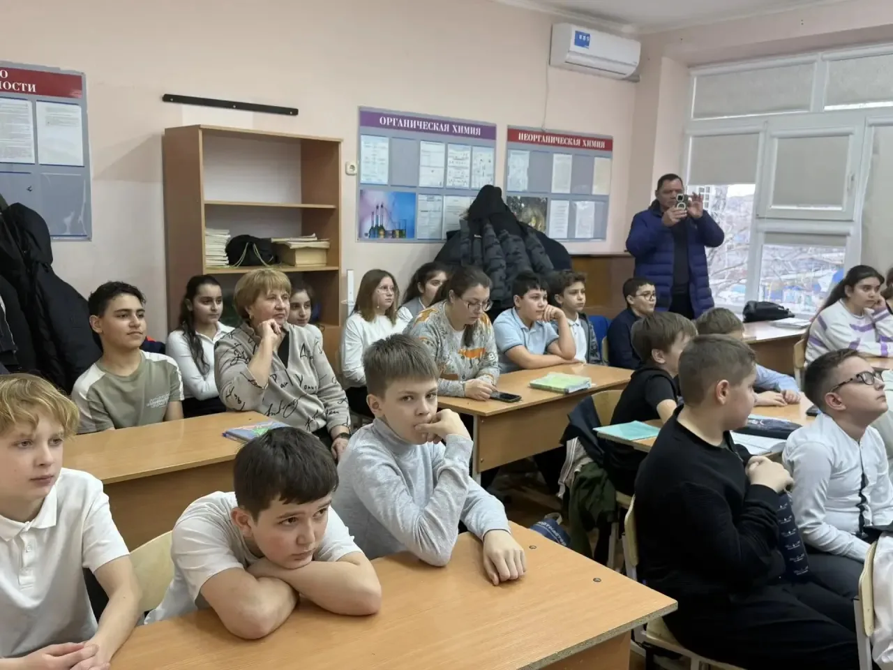 Сегодня Инспекторы МЧС рассказали школьникам о правилах безопасного поведения на льду .🔊 ❗Большинств