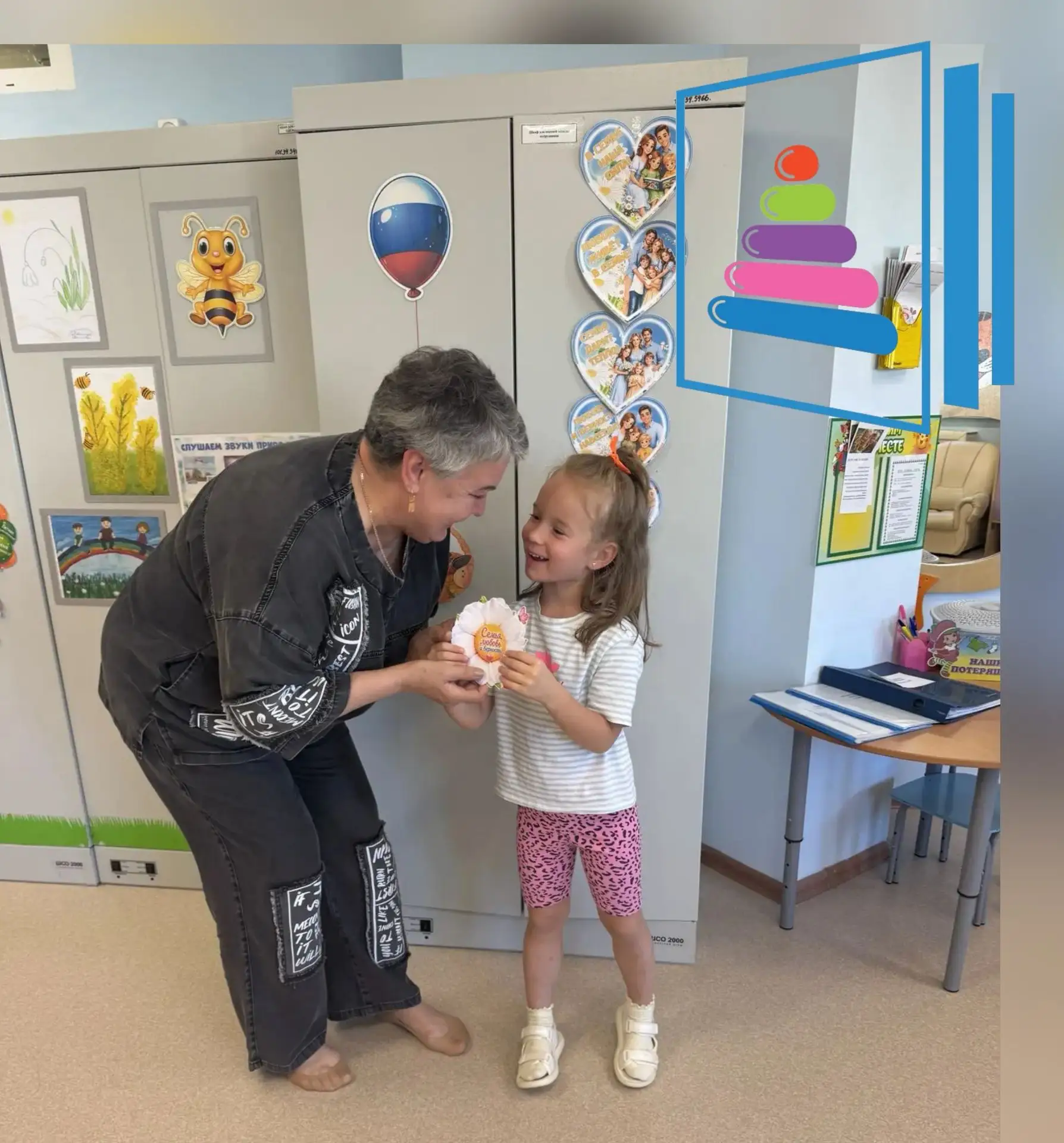 🌸В  маленьких ладошках большое тепло. Малыши первой дежурной группы дарили своим бабушкам ромашки —