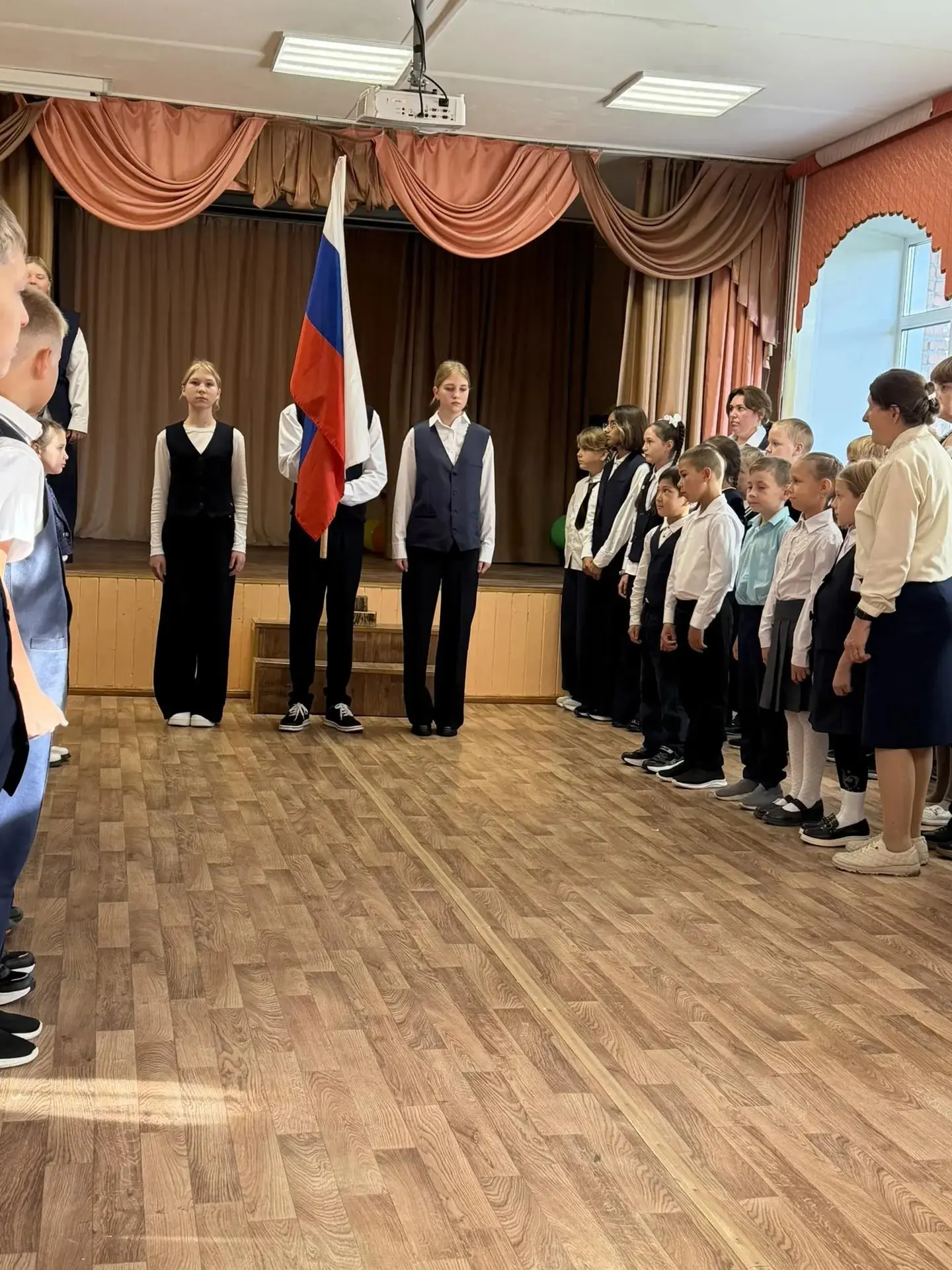 🇷🇺 Торжественная линейка, вынос флага и гимн задали тон всей неделе в Батуринской школе!