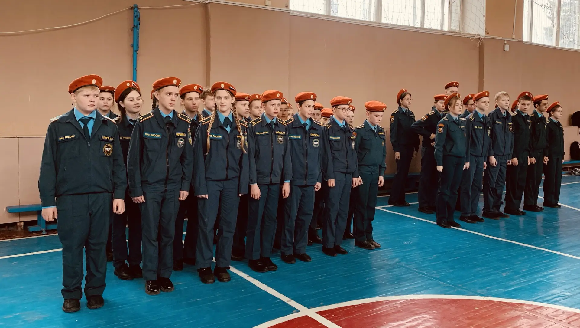 🗓️ Понедельник, 27 апреля, начался с торжественного поднятия флага РФ! В рамках «Разговоров о важном