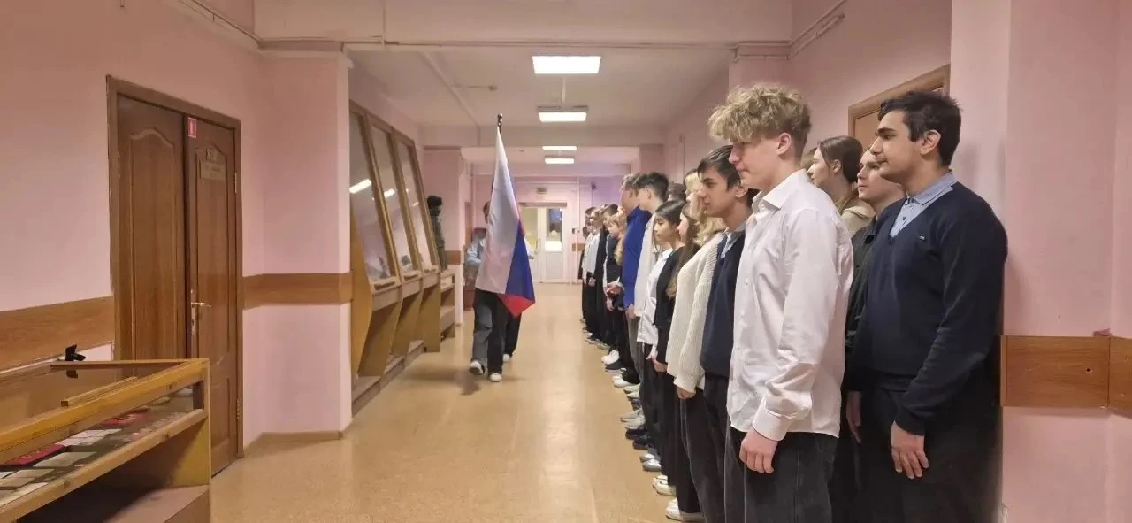19 января 2026 года в МОУ СОШ имени Д.И. Зернова прошла линейка и торжественная церемония поднятия ф