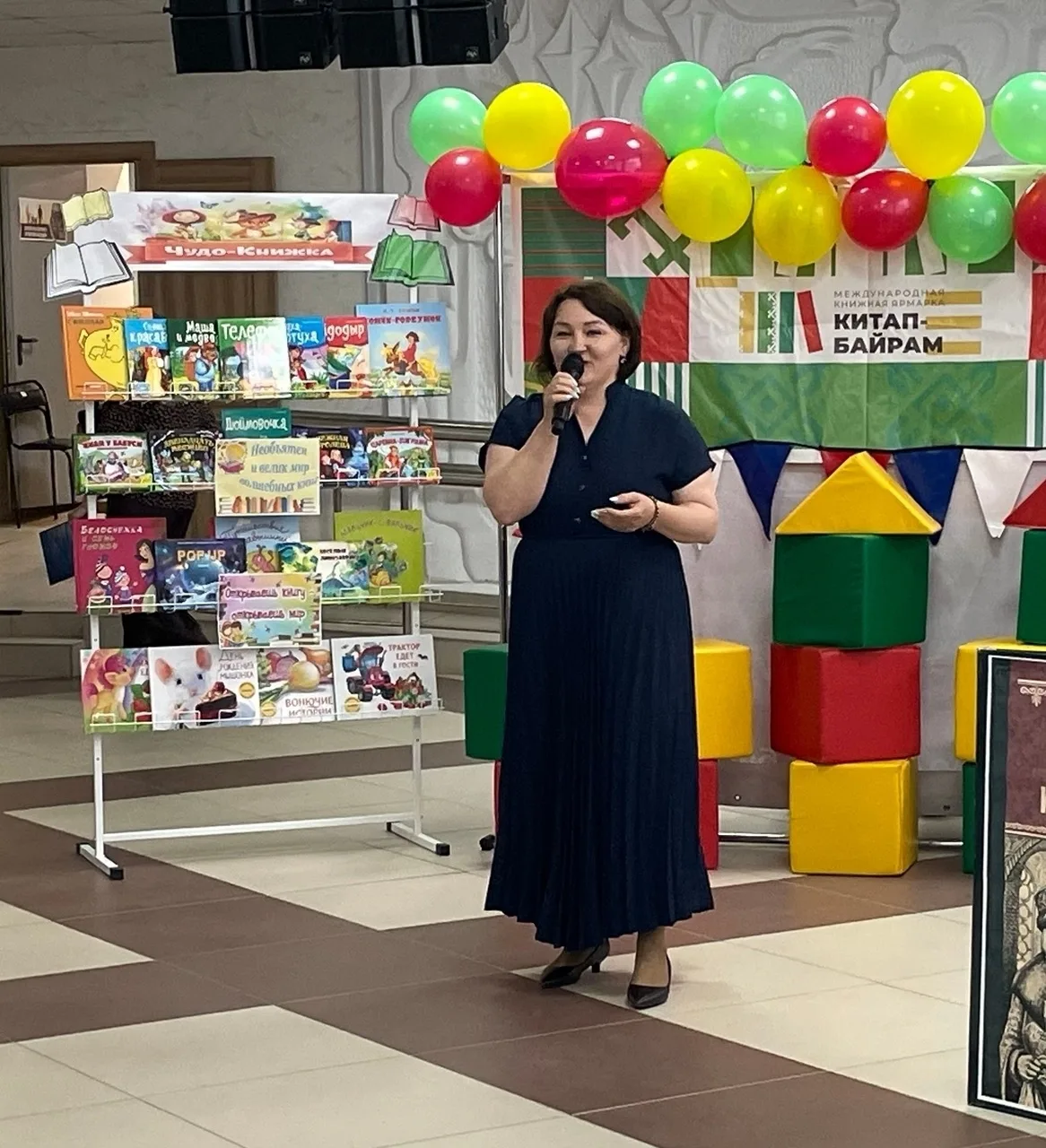 В рамках международной книжной ярмарки «Китап-Байрам» в фойе районного Дома культуры со...