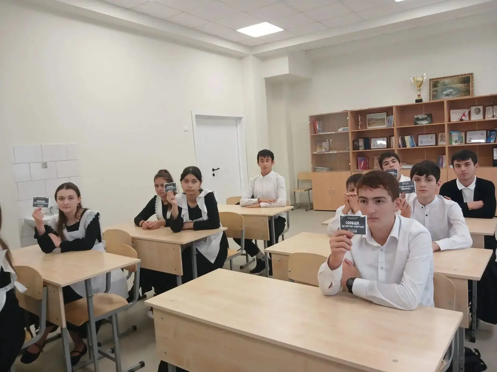В рамках акции "Сообщи, где торгуют смертью" в 8 классе прошёл классный час «Молодёжь п...