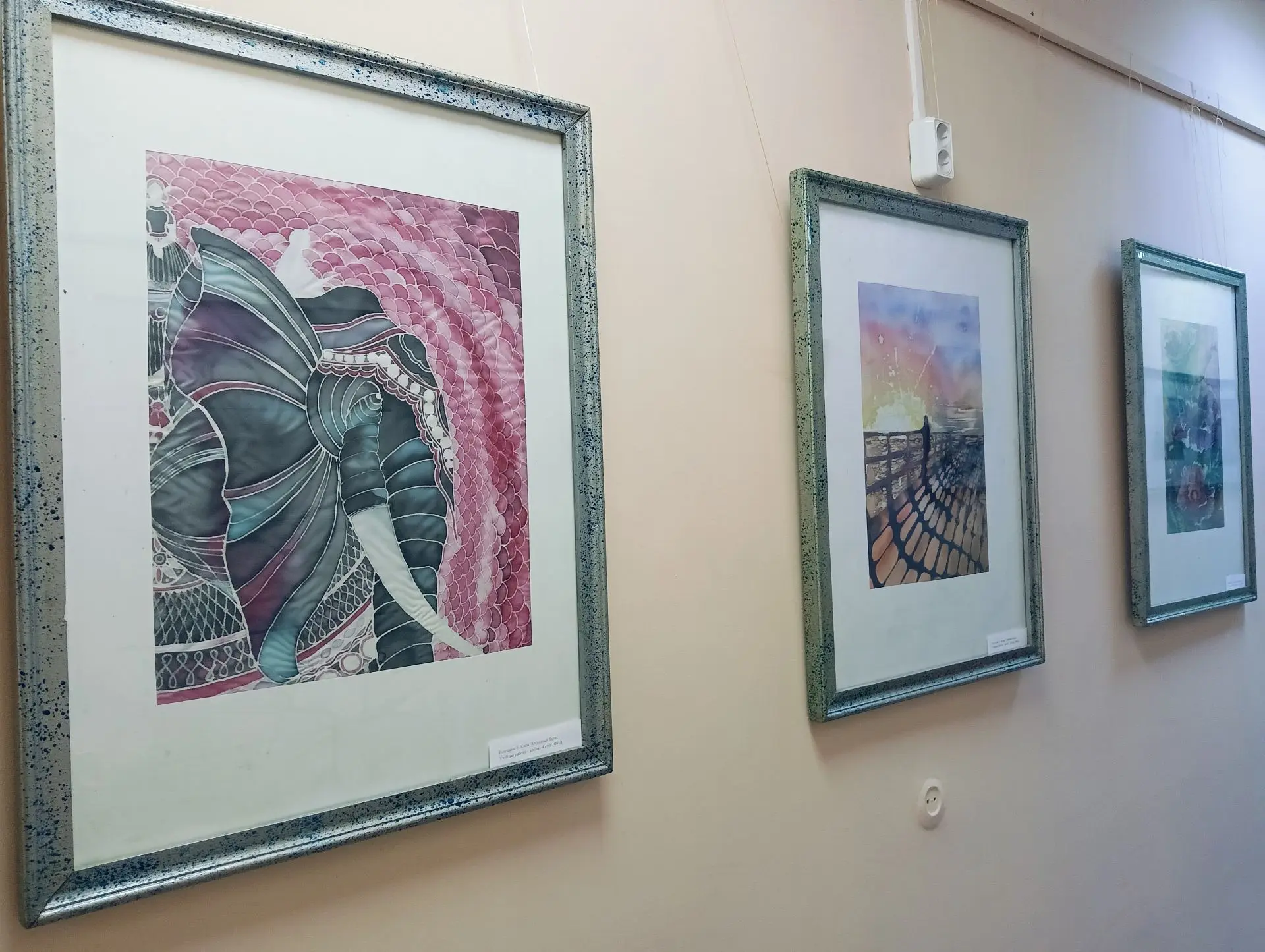 «Батик. Искусство росписи по ткани» 🖼
 
🖼 В «Арт-галерее» библиотеки открылась выставка учебных и 