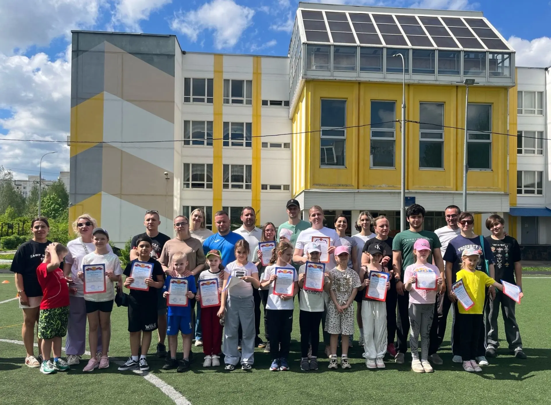 Первоклассники и родители зажгли на «Дне здоровья»  💪 В нашей школе состоялся яркий семейный спортив