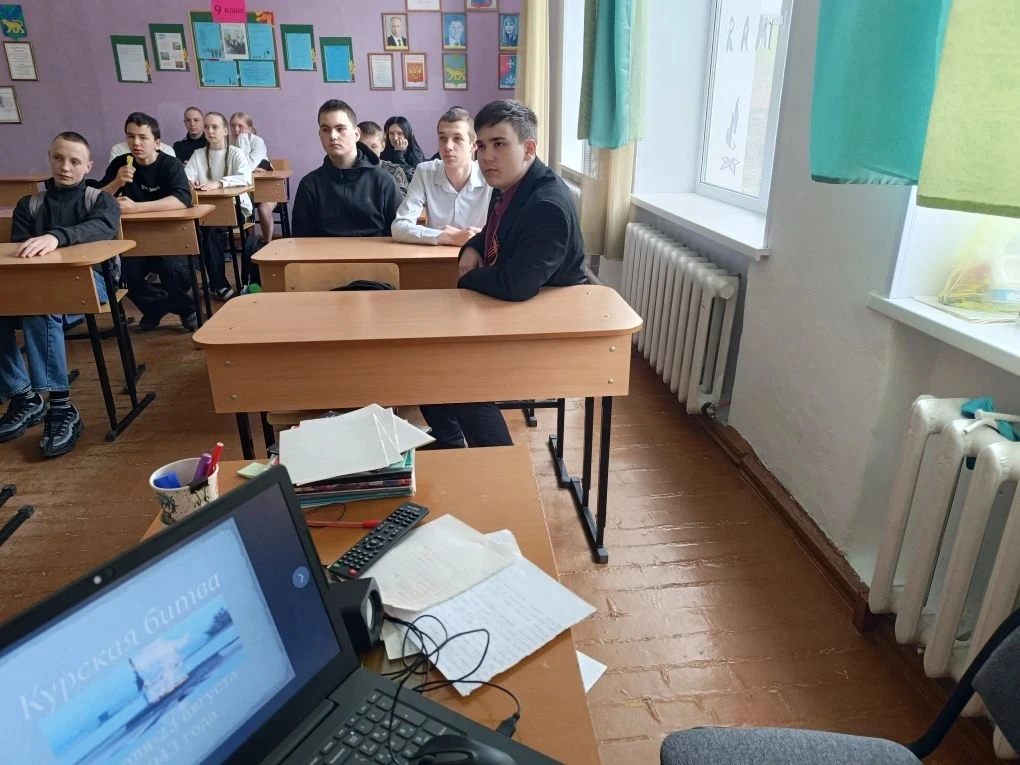 В 9 классе прошло мероприятие "Курская битва". Ребята ознакомились с основными фактами ...