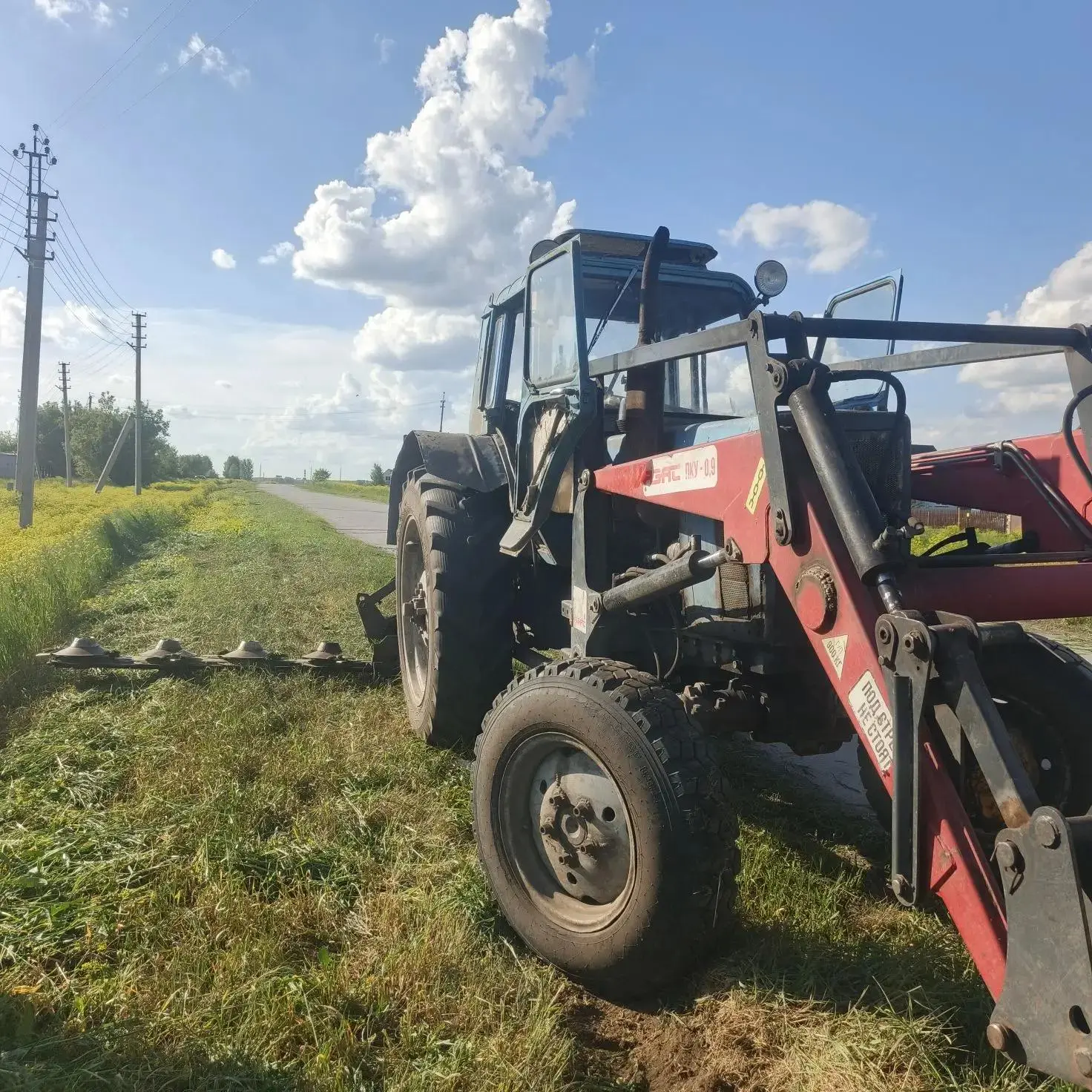 Добрый день!

Роговцев Виктор Петрович занимается окосом обочин дорог. 🚜🌾
Приводим территорию в по