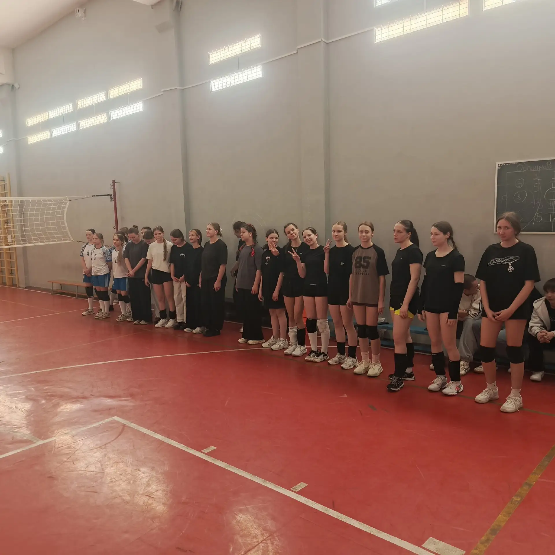 🏐 В школе прошёл открытый турнир по волейболу среди девочек — было жарко, весело и оче...