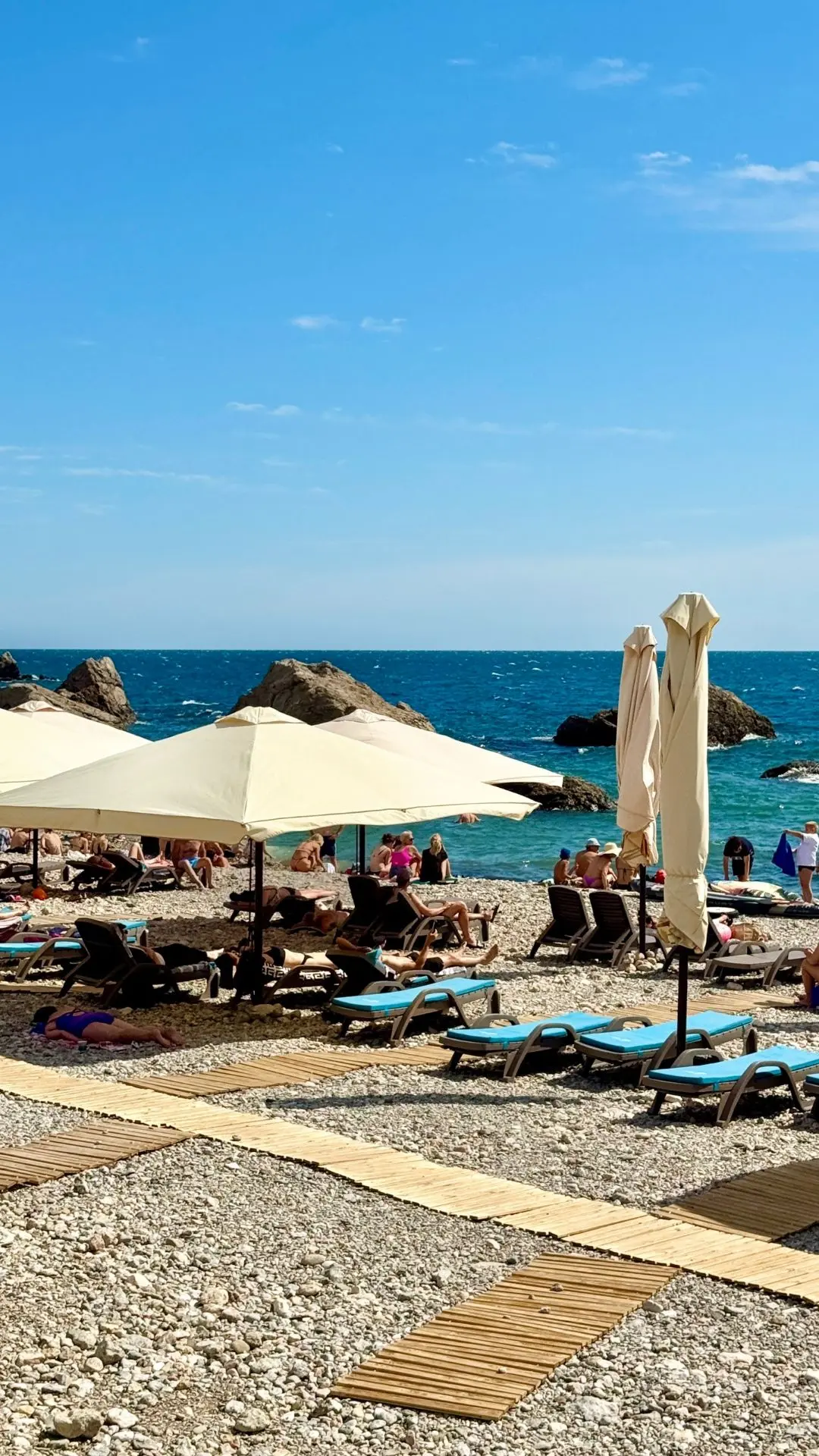 Пляж "Ласпи" - одно из красивых мест на Южном берегу Крыма

🏖️ Многие его знают, как "Дельфин" - пл