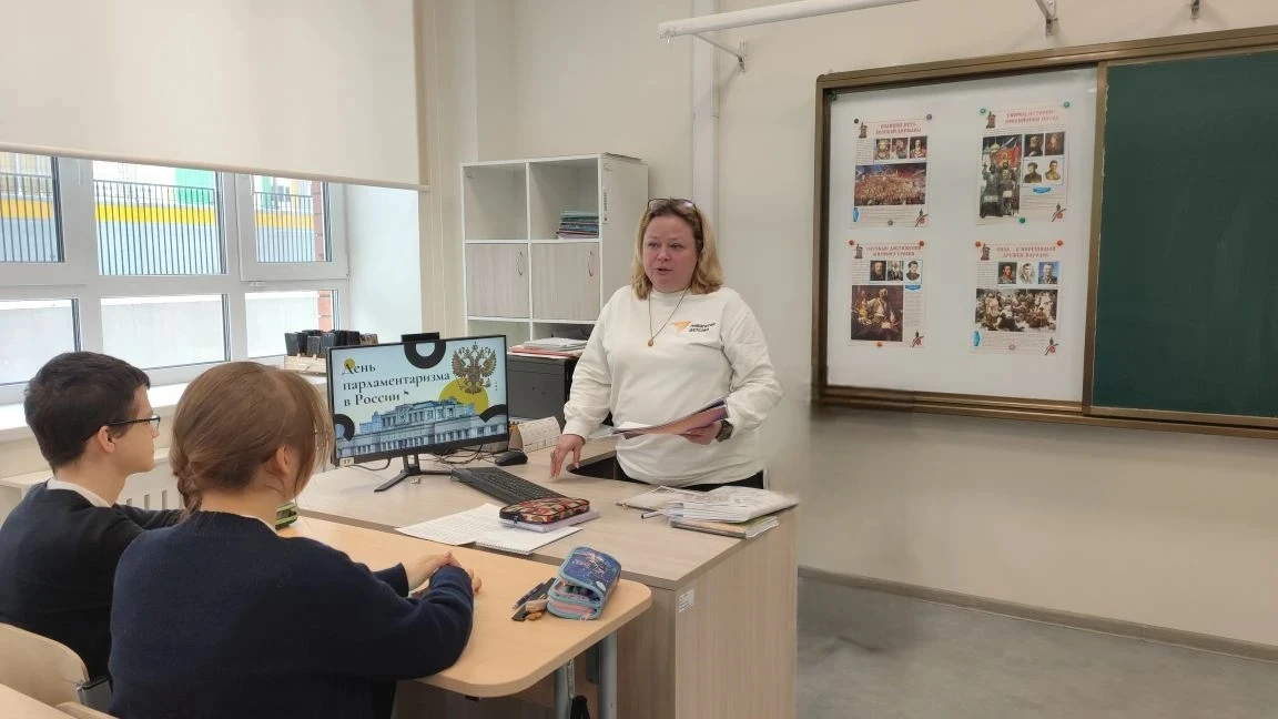 «Школьная Дума: учимся законотворчеству»  🇷🇺 В рамках Дня российского парламентаризма в нашей школе 