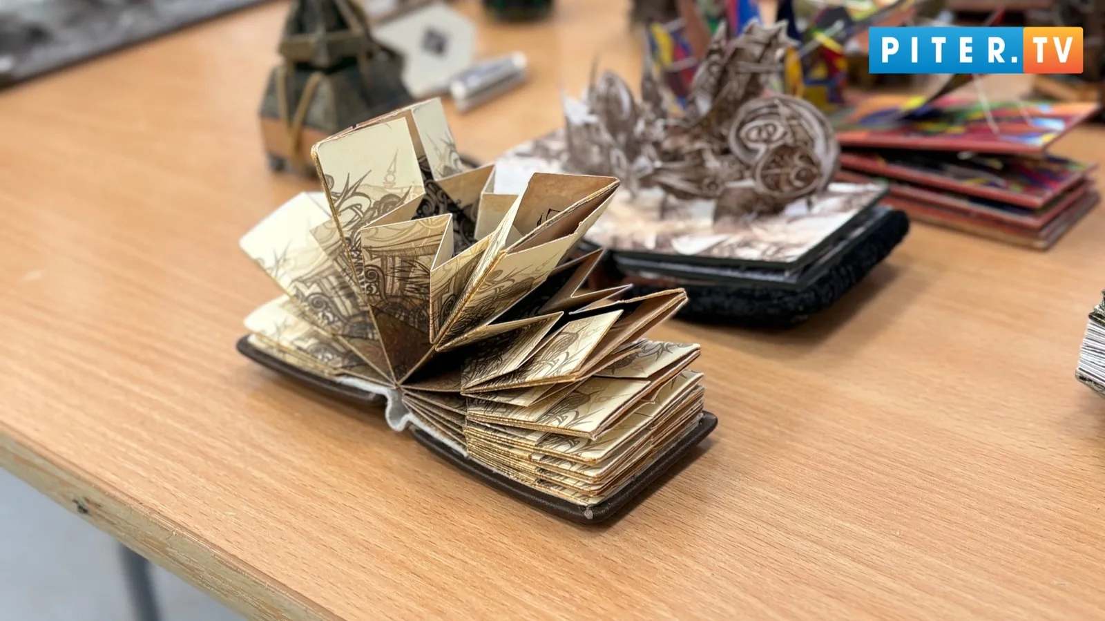В Библиотеке книжной графики открыли выставку книг, которые можно трогать руками