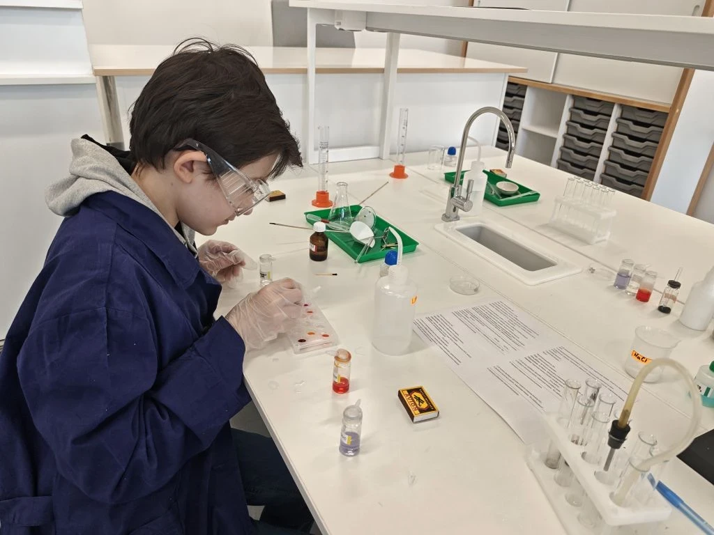 🧪 Химический практикум на каникулах  🧴🔬На каникулах ученики 8-х классов из школьного отделения Рублё
