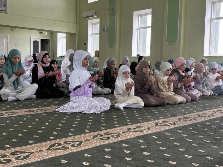 🕌 Җәмигъ мәчете каршында оештырылган кызлар өчен җәйге курслар үз эшен дәвам итә.

Быел курсларга и