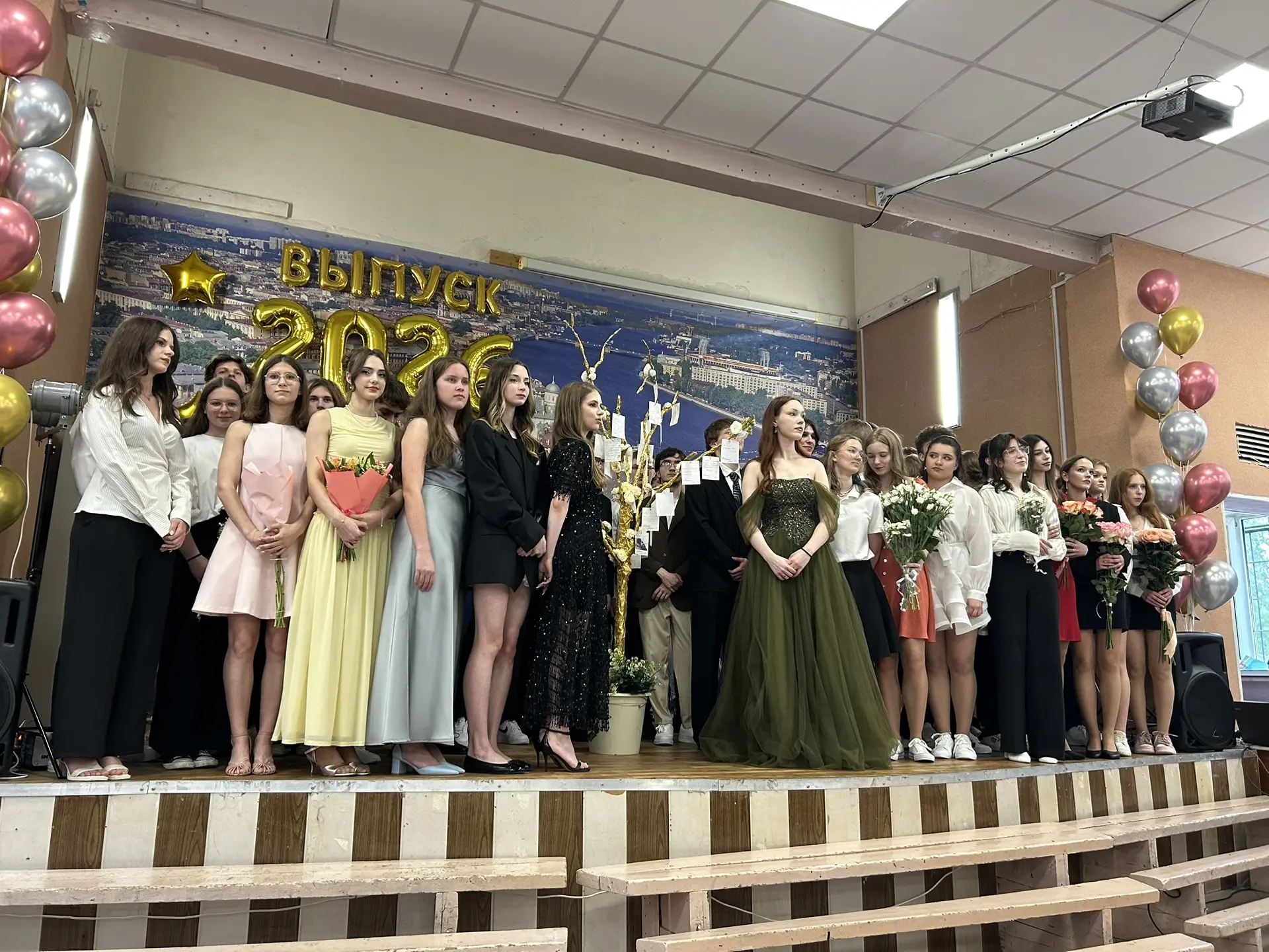Последний звонок у 11-х классов: праздник воспоминаний и надежд.  🎉 Вчера в нашем лицее прошёл долго