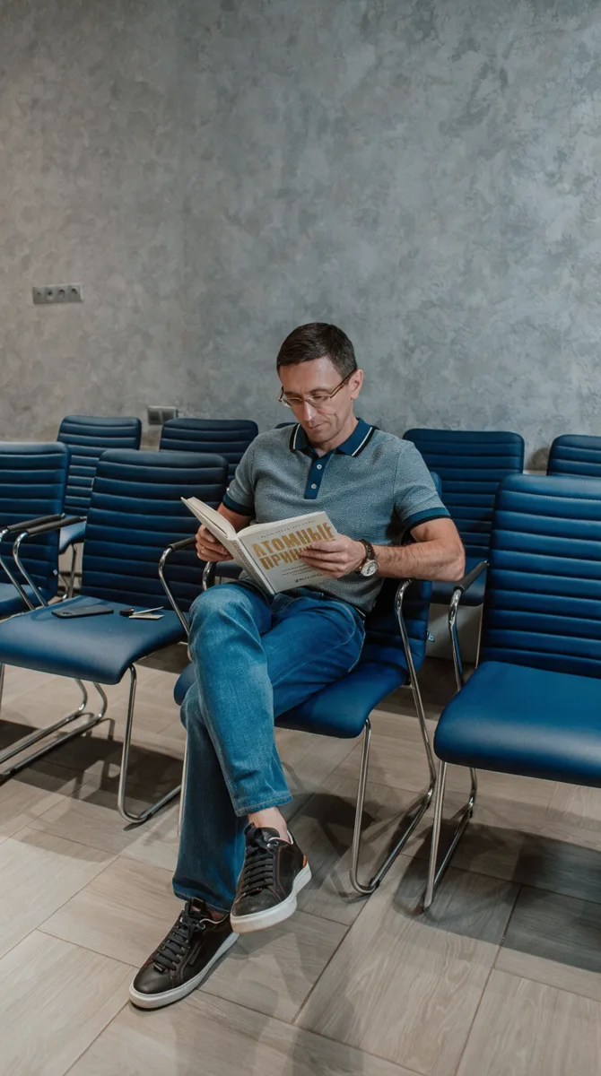 Ещё одна из книг, которая прочно осела в голове, - «Атомные привычки» Джеймса Клира