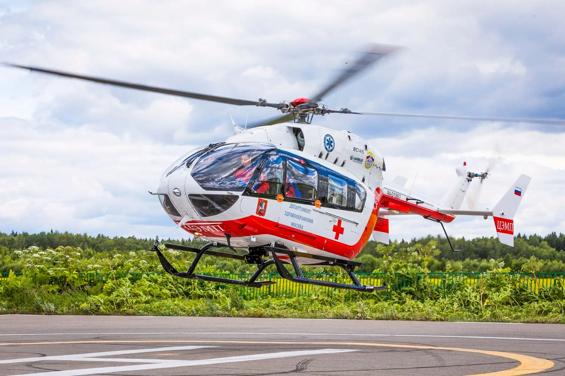 🚁Специалисты Московского авиационного центра спасли в этом году 335 человек
