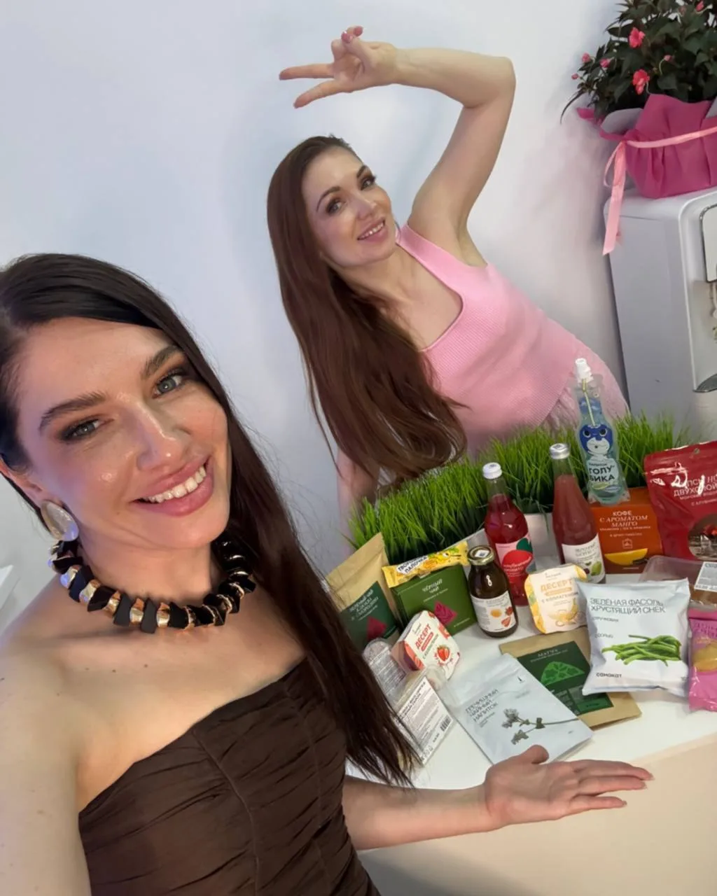 😂 Девочки, пока вы думаете, что подготовка к прямому эфиру — это только свет, камера и макияж...

Я