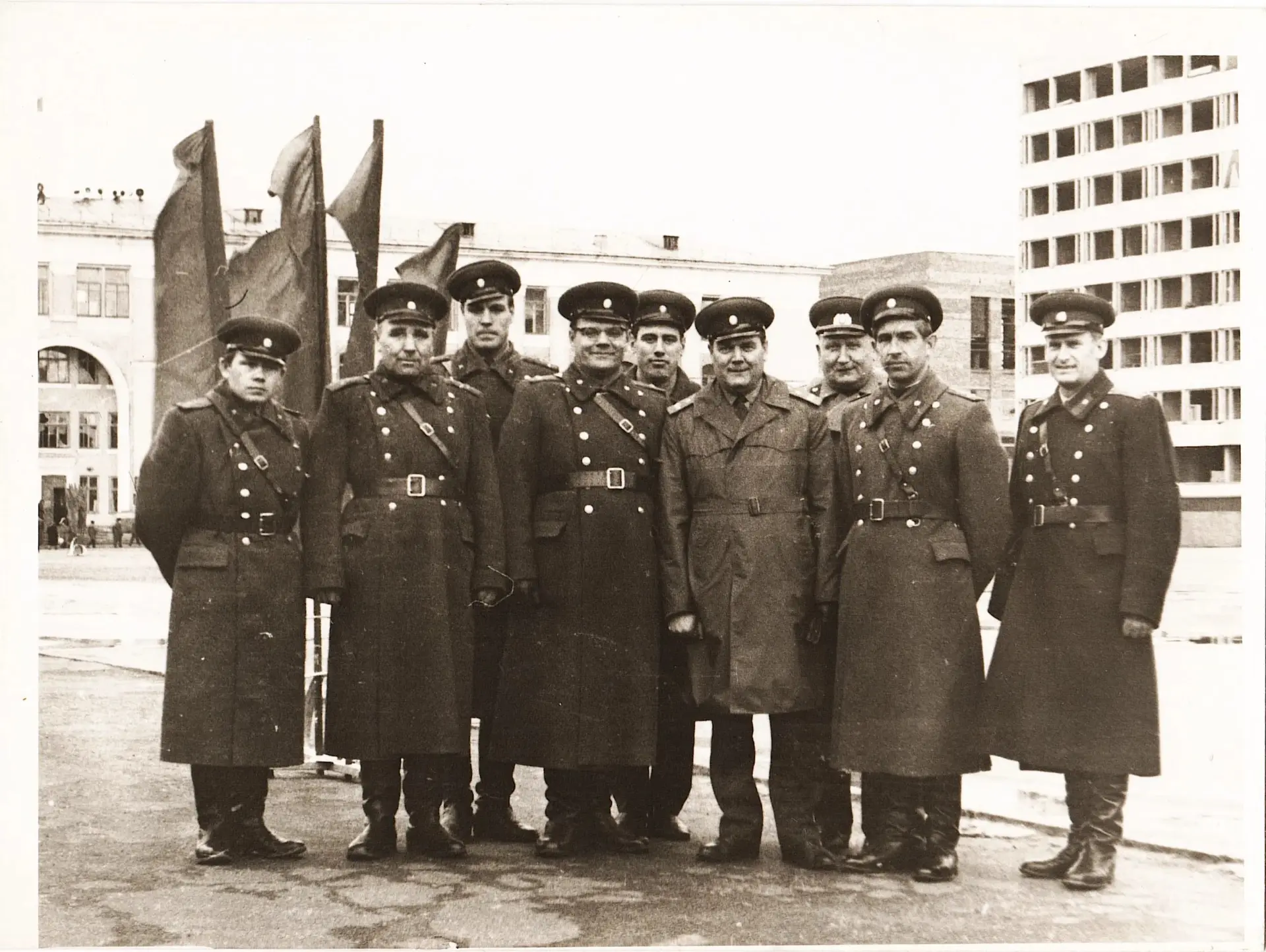 #РетроФото

📷 На фотографии 1970 года офицеры Управления пожарной охраны МВД Коми АССР на Первомайс