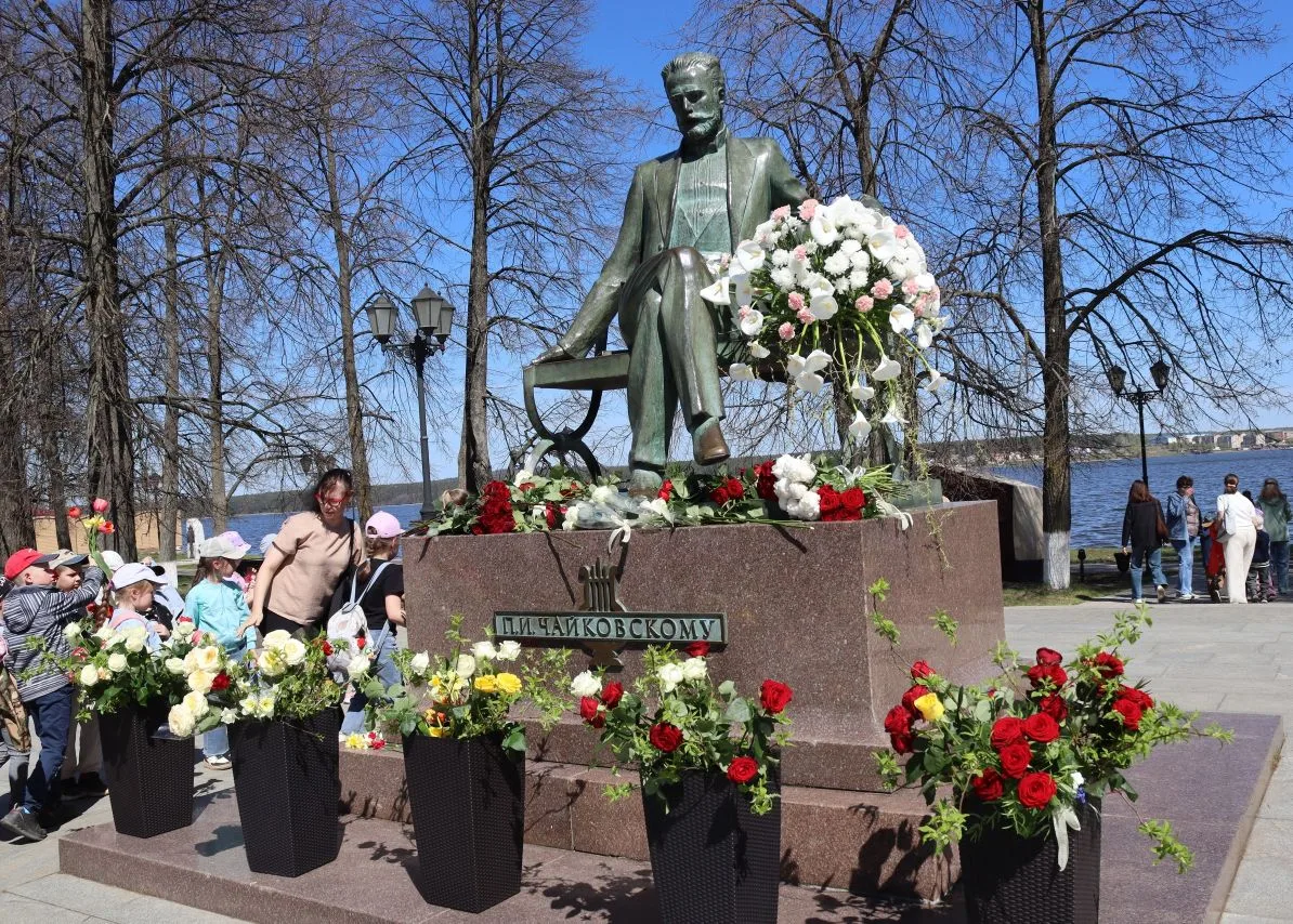 Сегодня, 7 мая, в День рождения великого русского композитора Петра Ильича Чайковского, ученики 5б к