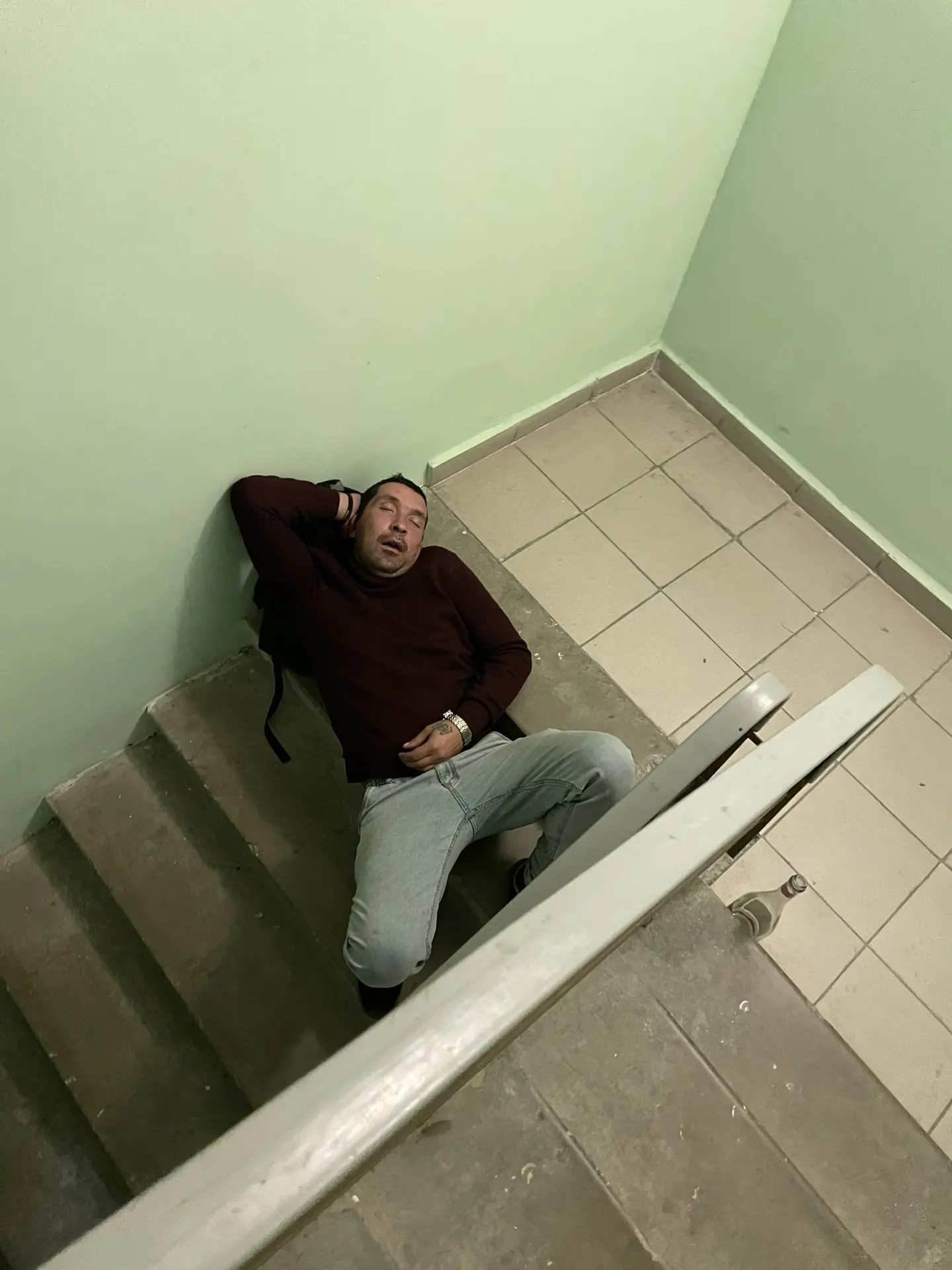 Храпит так что окна трясутся и воняет 7й этаж