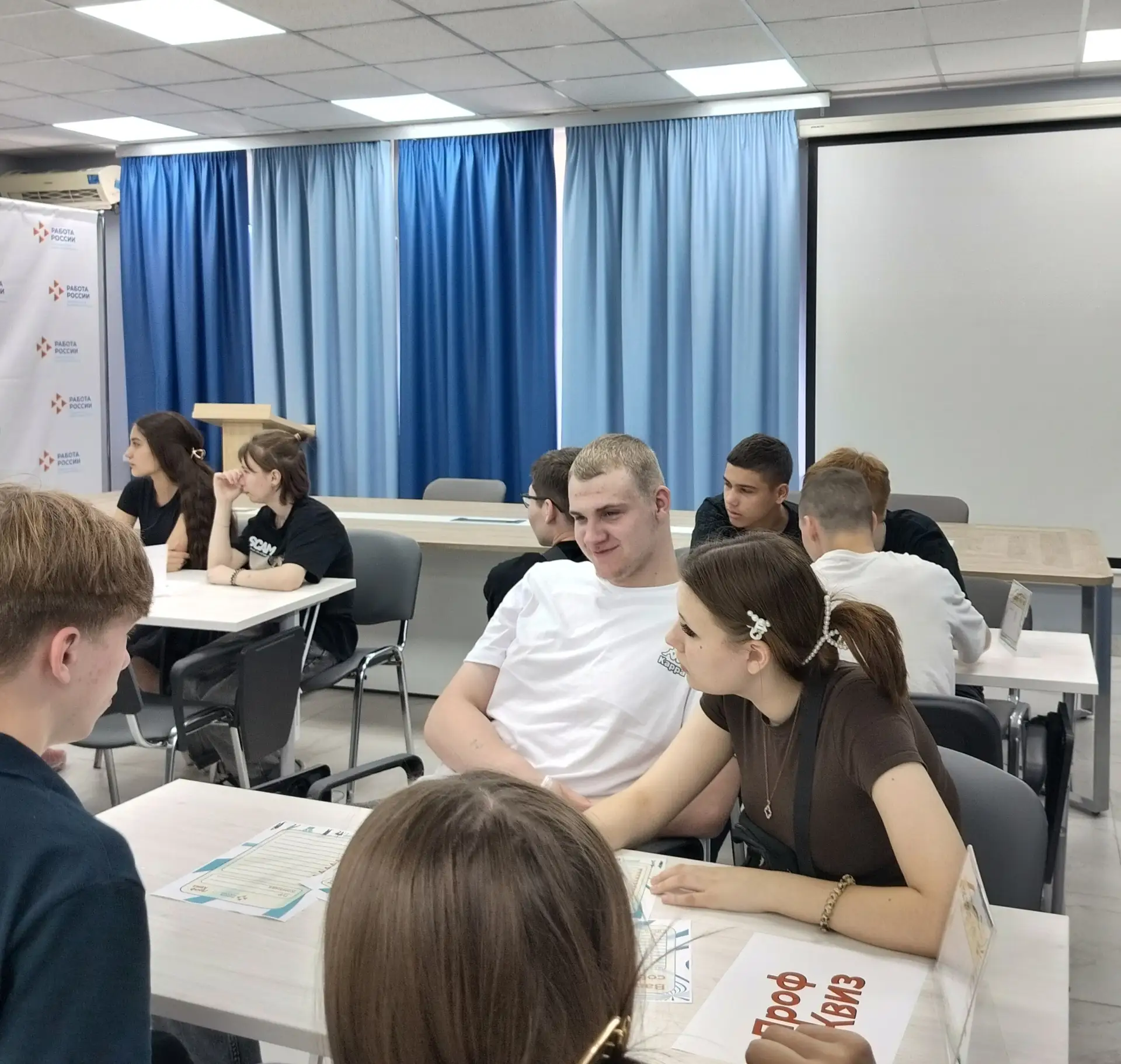 Взгляд в будущее

✅Девятиклассники Центра «Дом детства» посетили Кадровый центр Воронежской области 