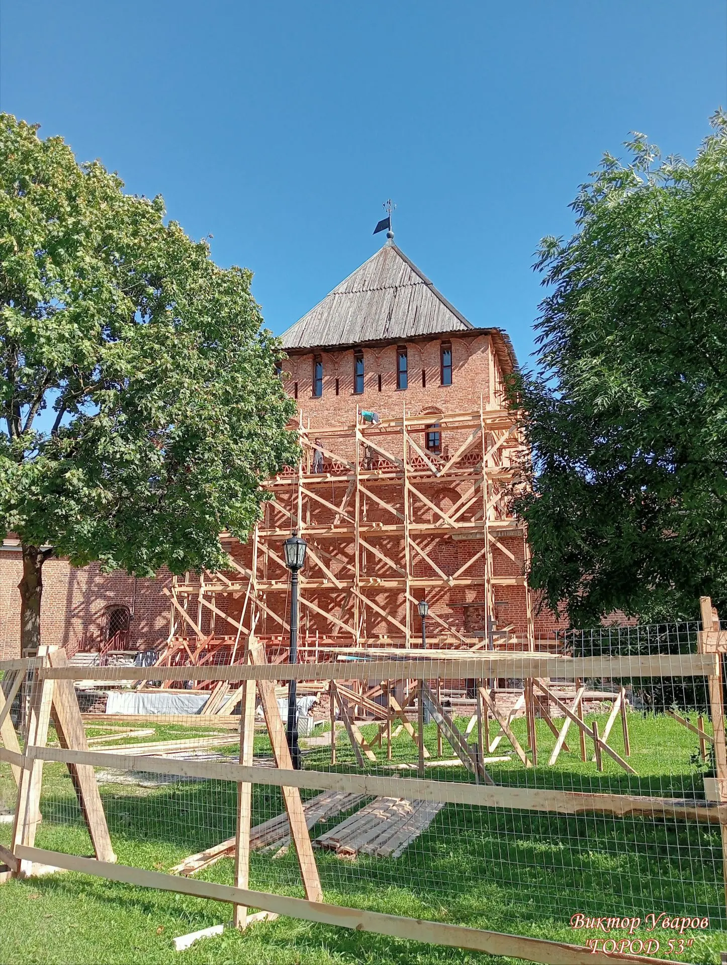 Начинается ремонт Владимирской башни Новгородского кремля.