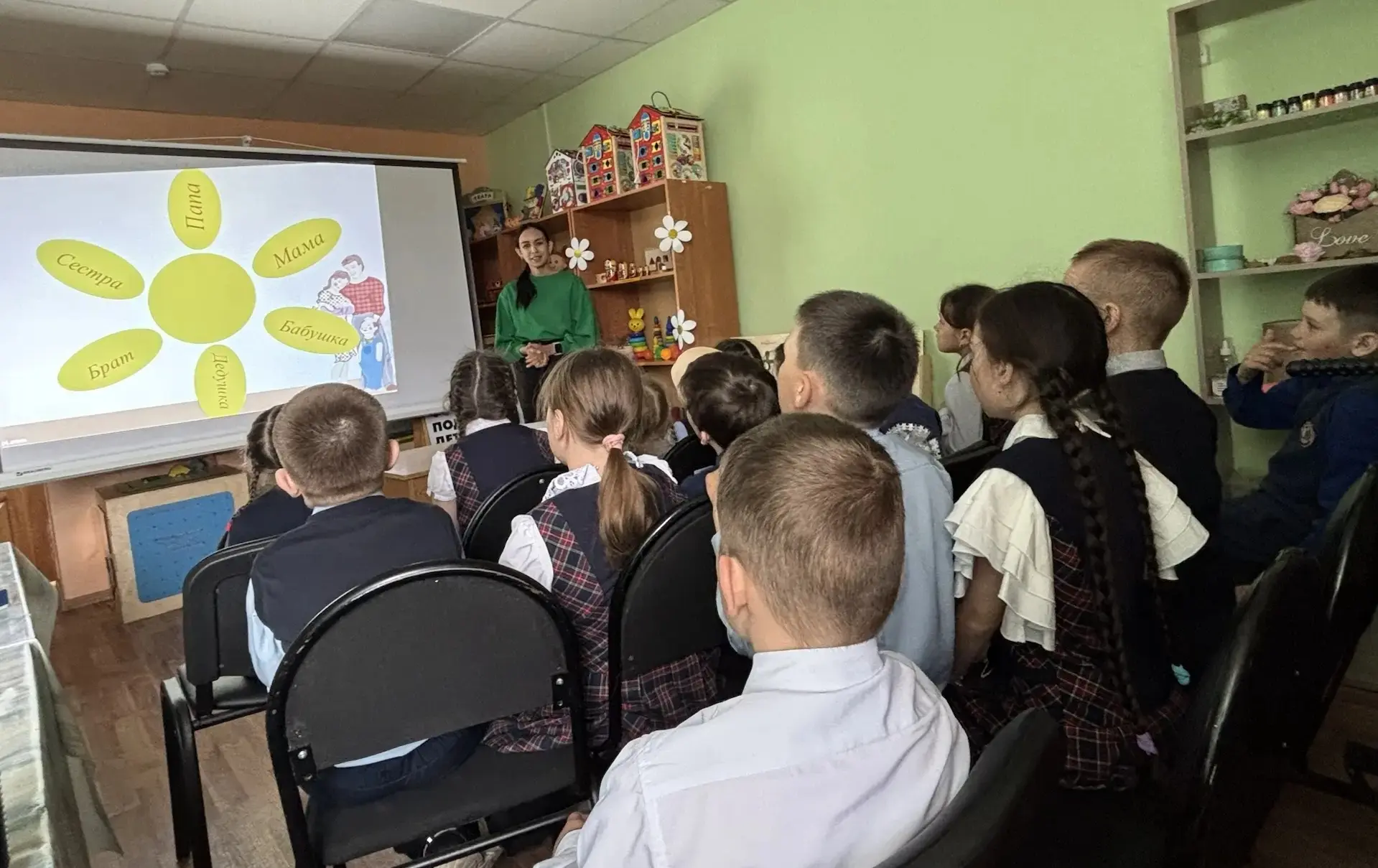 Специалисты отделения социальной помощи семье и детям провели для учащихся 2-в класса занятие, посвя