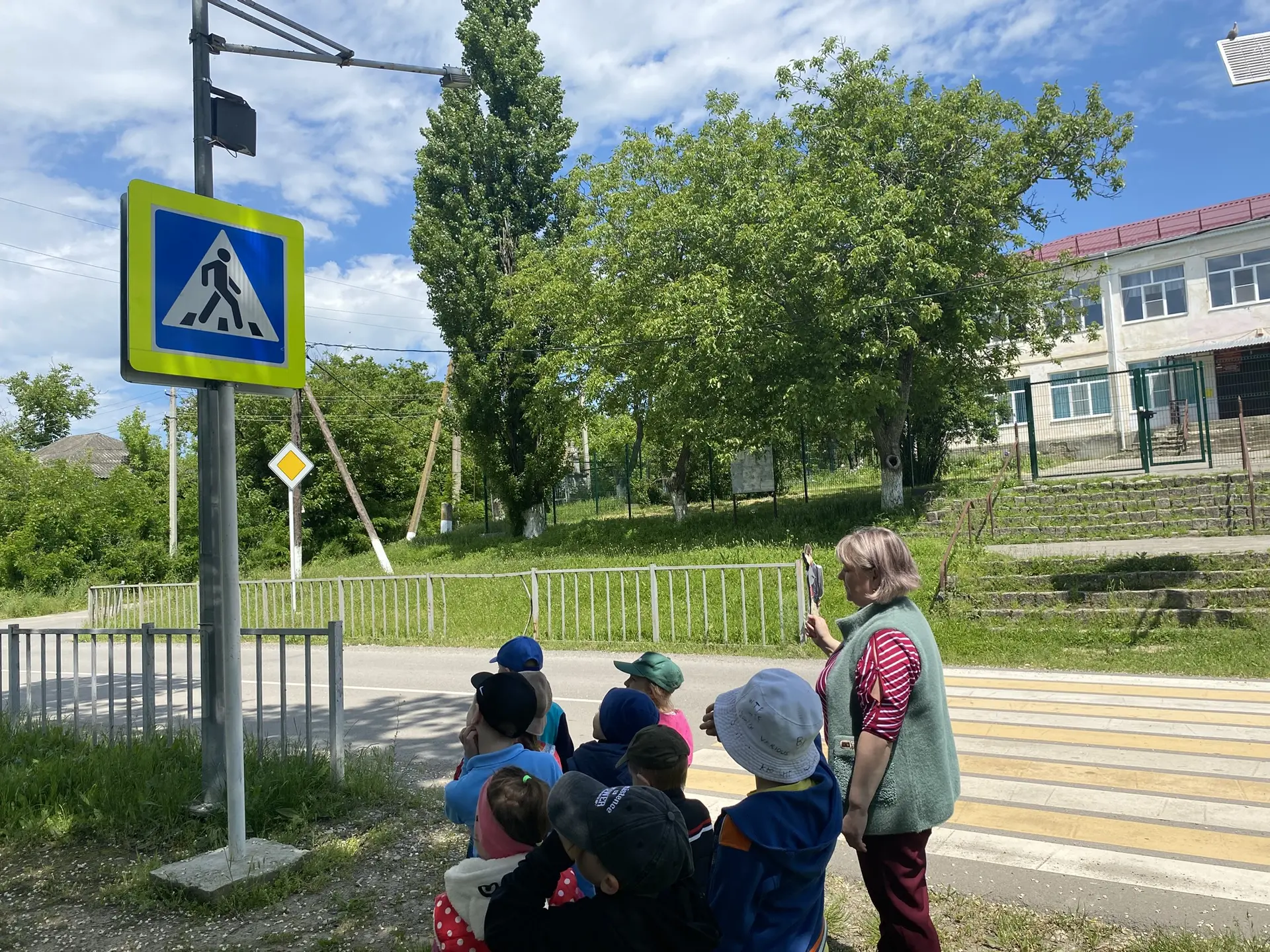 В средне-старшей группе была проведена целевая экскурсия к пешеходному переходу. Главно...