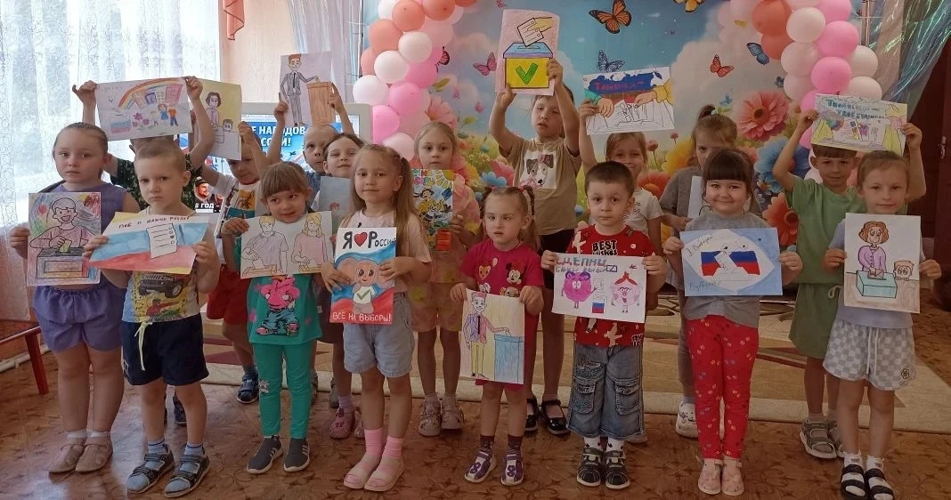 В старшей и подготовительной к школе группе прошла выставка рисунков на тему : "Выборы ...