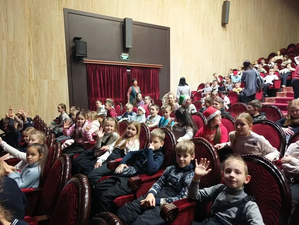 Первый класс — первый театр! 🎭 Сегодня 1«В»провёл день не за партами, а в уютном зале театра «Колесо