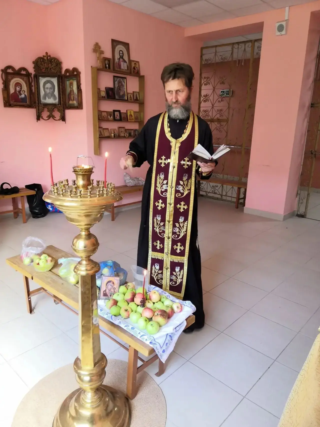 Батюшка Олег посетил наш дом социального обслуживания💫🍎