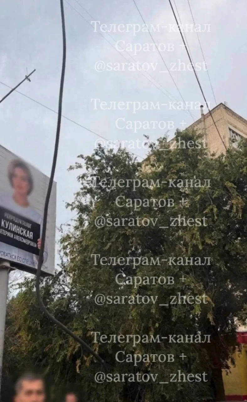 1️⃣2️⃣3️⃣4️⃣5️⃣Остановка «Навашино» перед лицами пассажиров висит оголенный провод, сви...