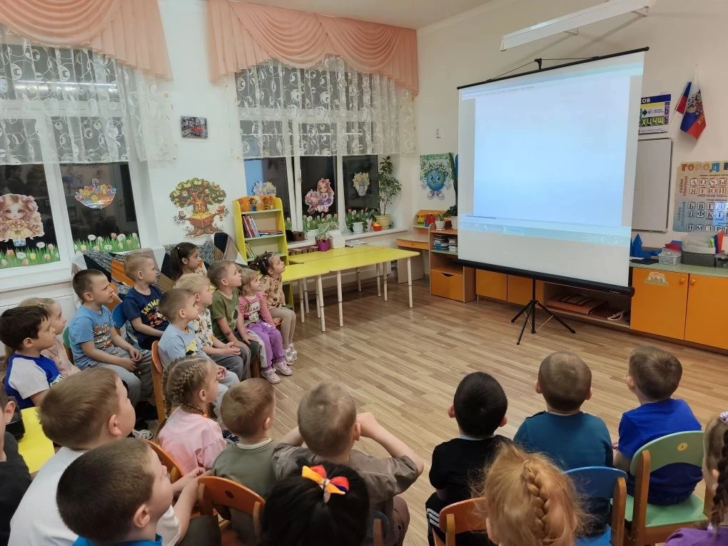 РУБРИКА "СЕГОДНЯ ОБ ЭТОМ" 
С воспитанниками 🧑🧑‍🦱🧑‍🦰 учреждения был организован показ первых дву