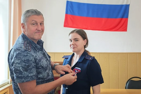 Курские сотрудники УИС вручали триколор в преддверии Дня флага России