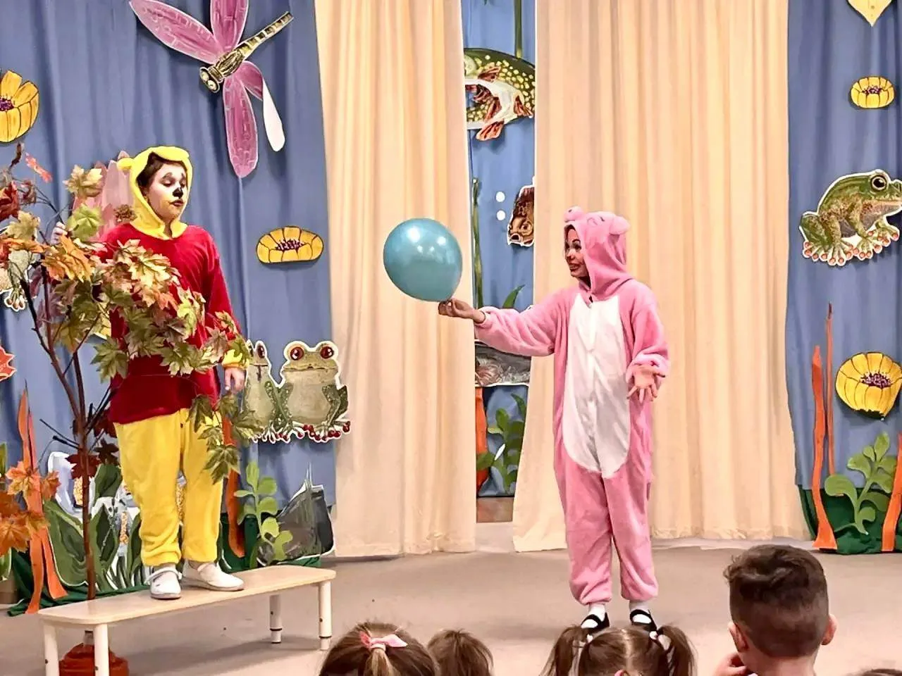 🎭 «Винни-Пух» в гостях у малышей ❤️  👏 Артисты школьной театральной студии «Мир фантазий» снова пора