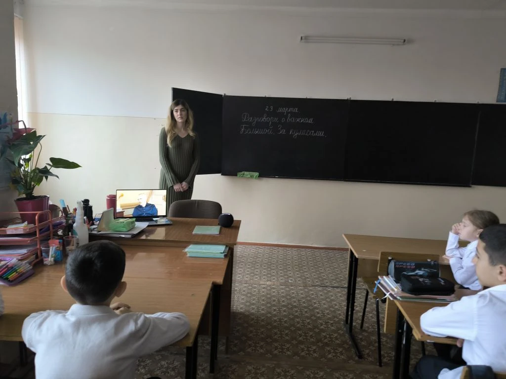 Доброе утро, уважаемые подписчики.  Мы и начали учебную неделю с поднятия государственных флагов Рос
