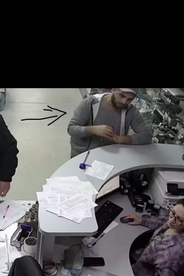 Данный молодой человек уехал, не рассчитавшись за запчасти в магазине Полярье. Просьба ...