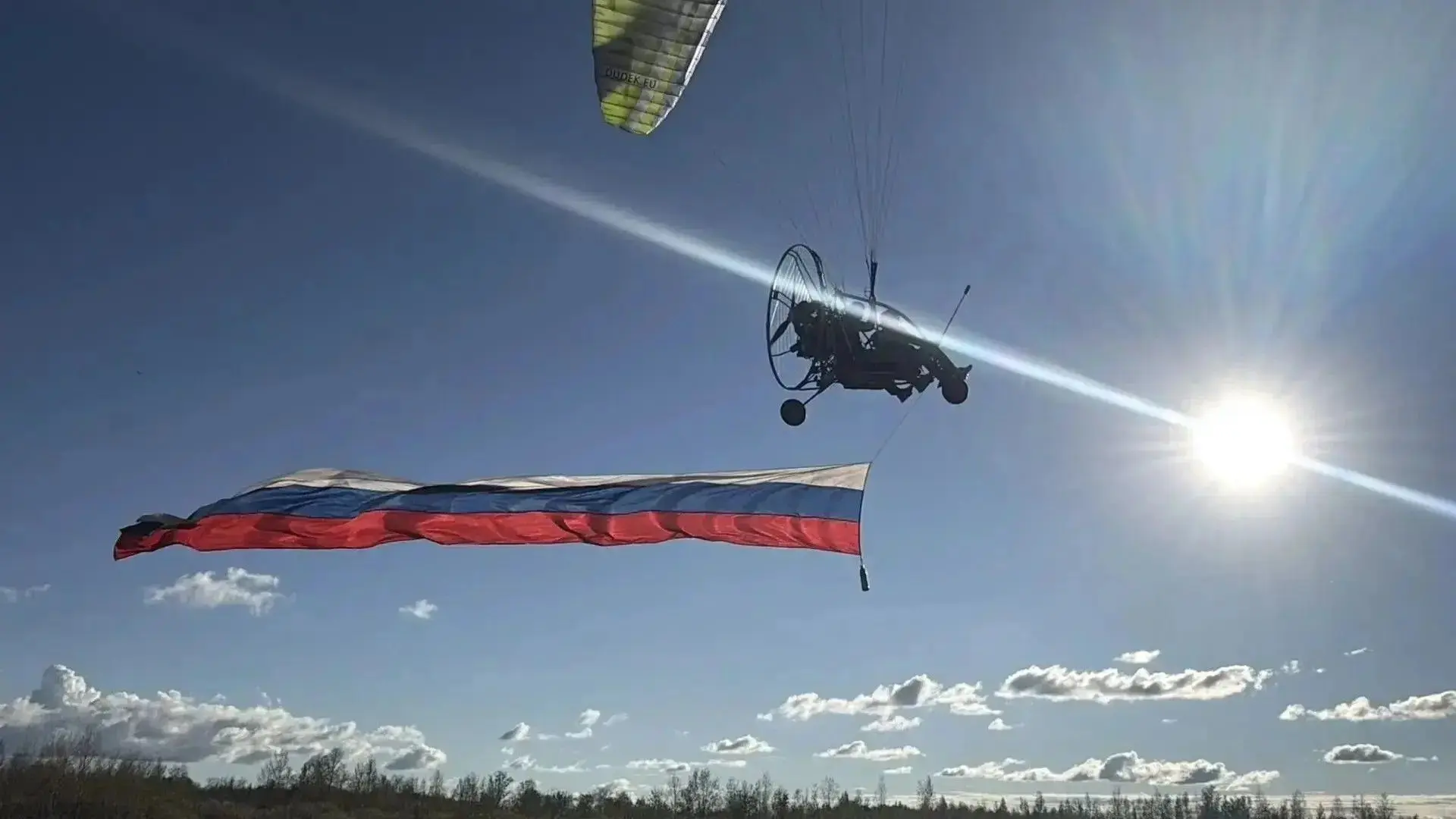 В Богдановиче пилотажная группа выполнила символический пролёт с флагом России

⚡ Подписаться. Екате
