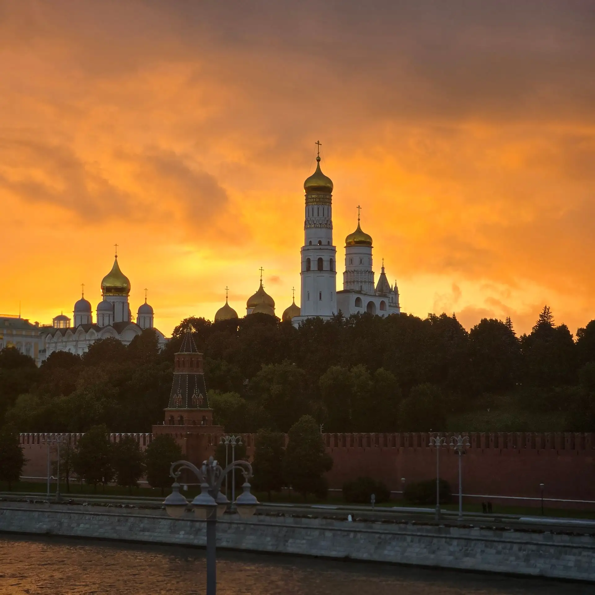 Вчера очень красиво уходило солнце.